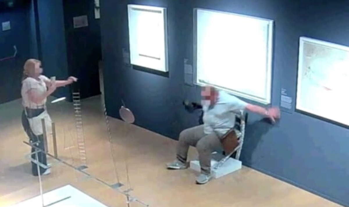 Verona, en el Palazzo Maffei un visitante se sienta sobre una obra de arte para hacerse una foto, la destruye y escapa