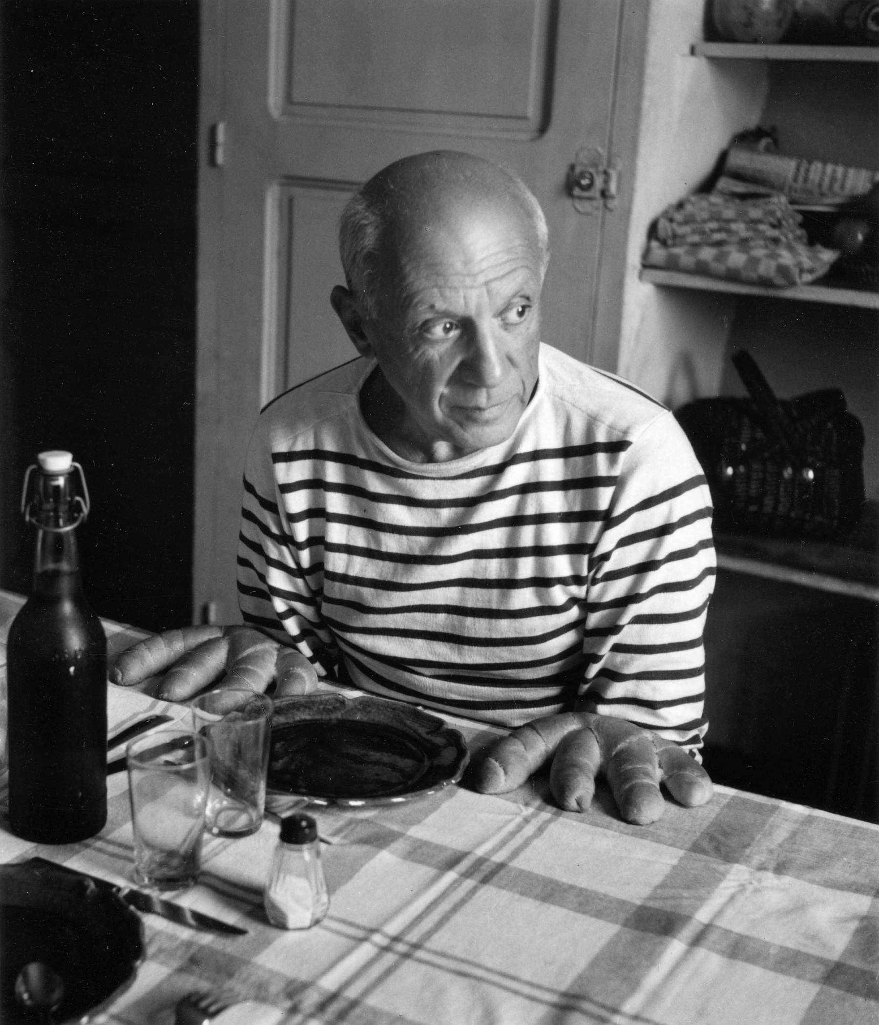 Robert Doisneau, Les petits pains de Picasso (Vallauris, 1952)