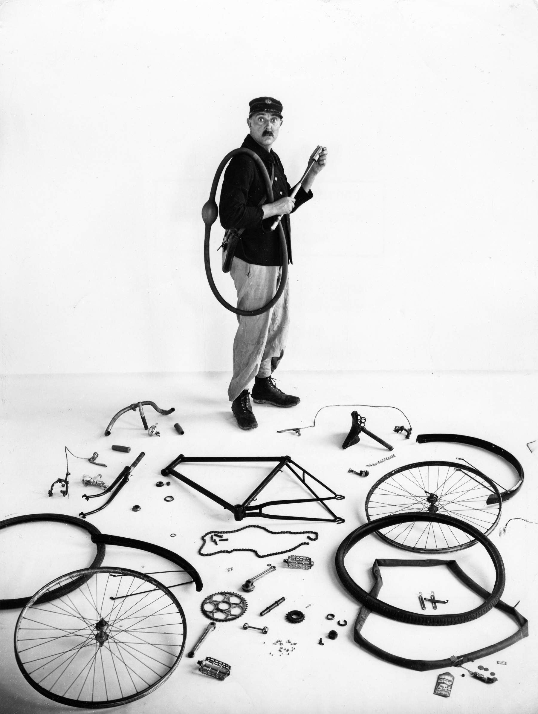 Robert Doisneau, Le v&eacute;lo de Jacques Tati (Paris, 1949)