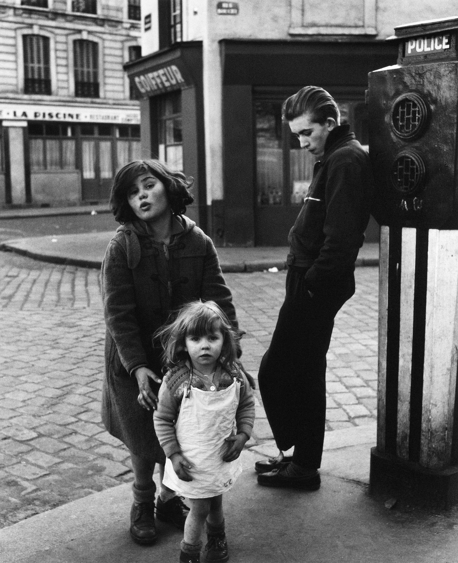 Robert Doisneau, Les enfants de la Place H&eacute;bert (Paris, 1957)