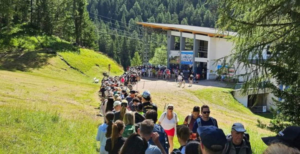 Dolomites, Val Gardena overwhelmed by tourists: lines, turnstiles and controversy over new cable car