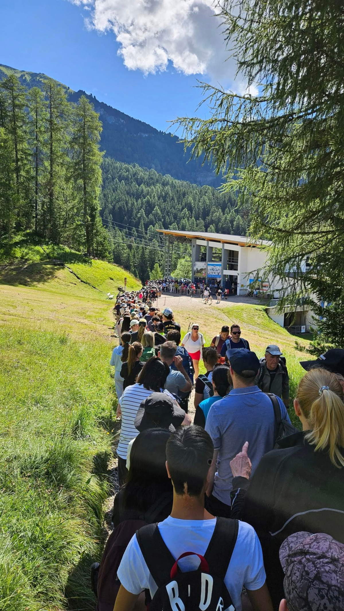 Val Gardena, nelle Dolomiti, travolta dai turisti: file, tornelli e polemiche sulla nuova funivia