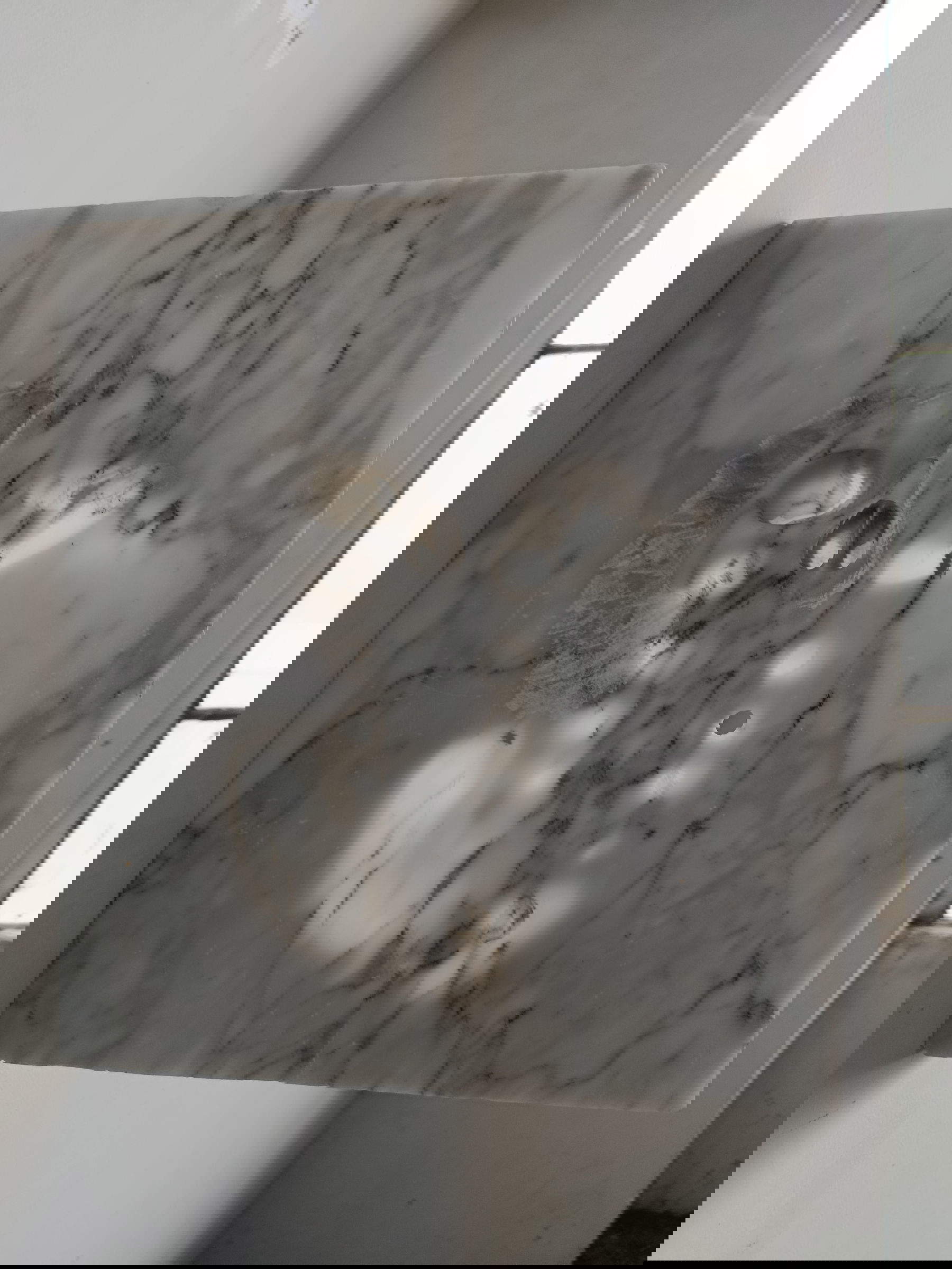 Domenico Borrelli, El rostro de Dios (2025; mármol, 35 x 3 x 30 cm)