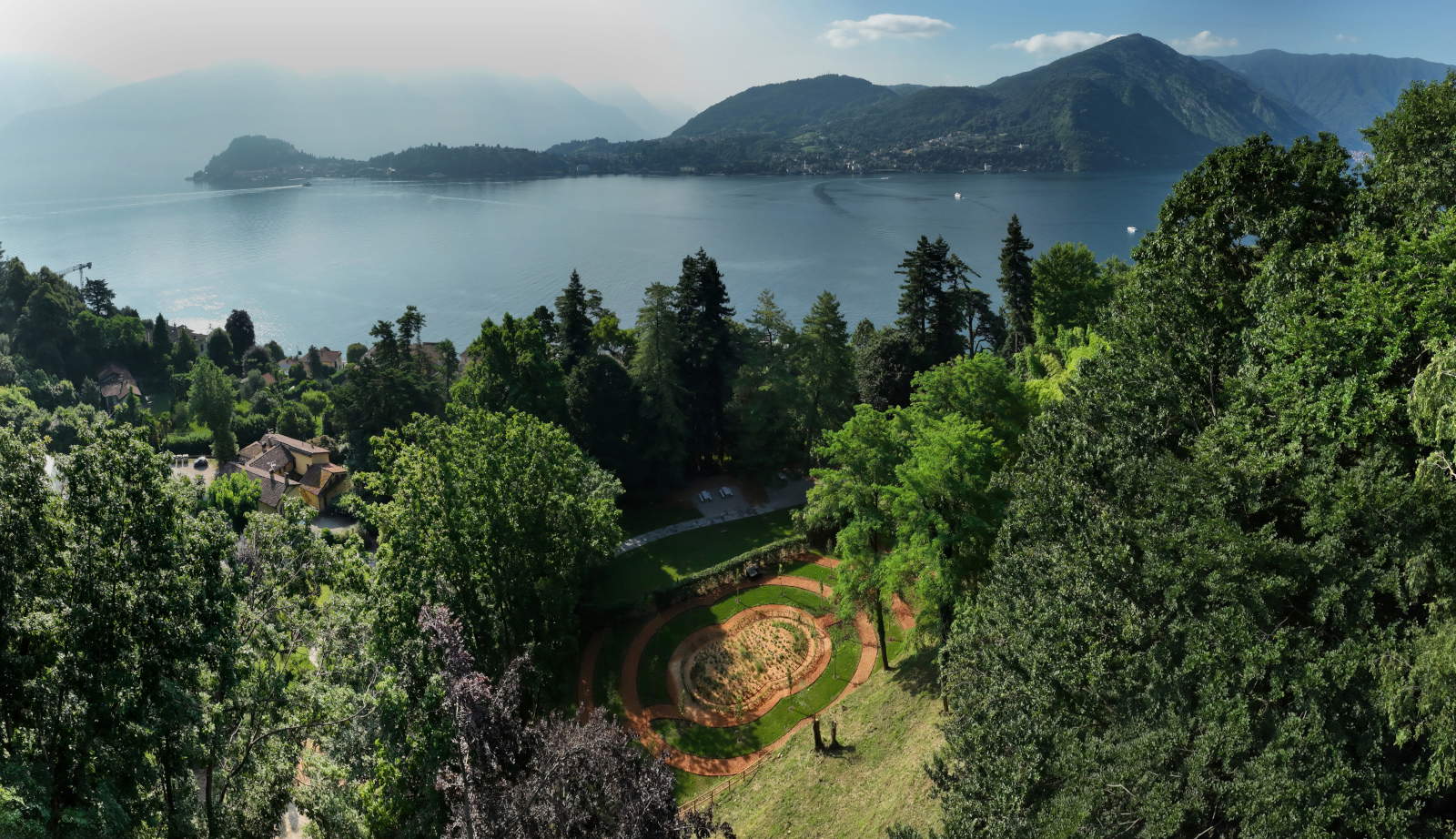 Sur le lac de Côme, à la Villa Carlotta, une œuvre permanente dédiée aux femmes qui ne peuvent pas réaliser leurs rêves.