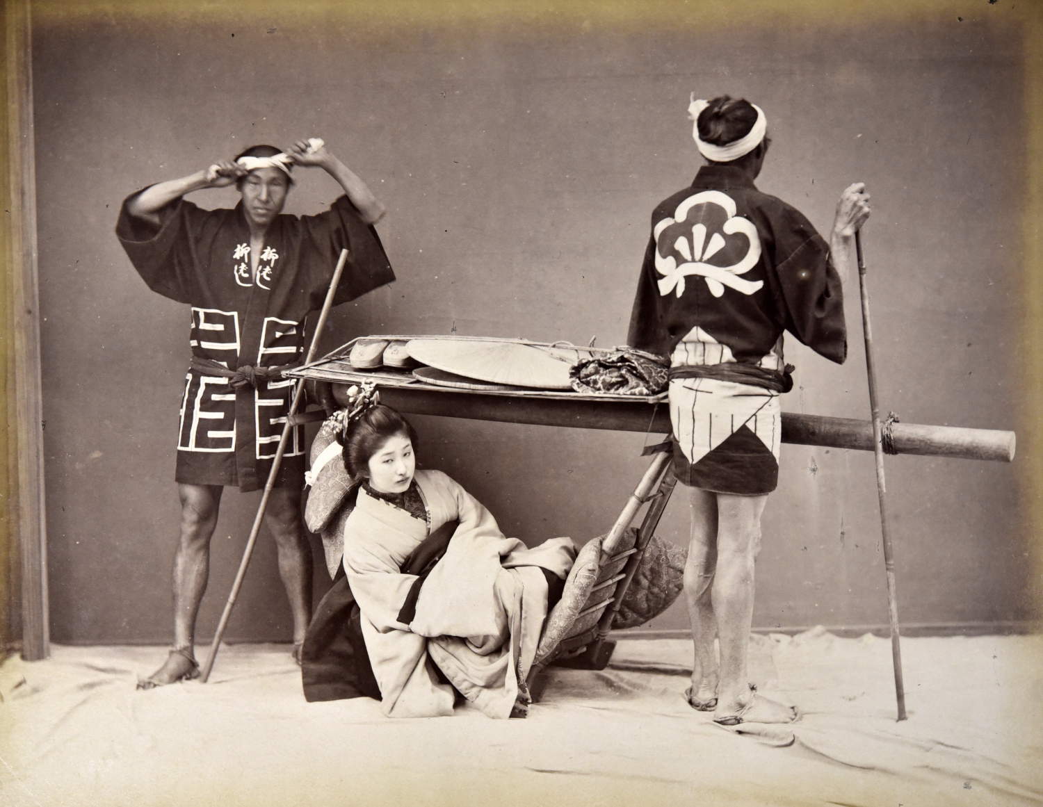 Femme dans un palanquin et deux hommes, période Meiji (1868-1912 ; photographie à l'albumine, 20 x 26 cm)