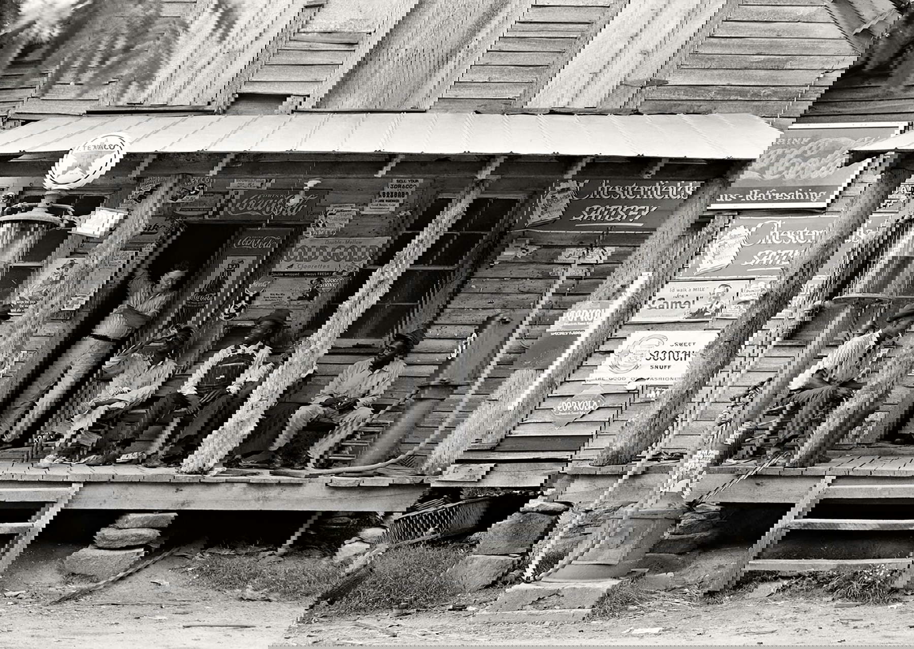 Dorothea Lange, Country Store on Gravel Road (1939 ; New York, The New York Public Library | Library of Congress Prints and Photographs Division Washington)