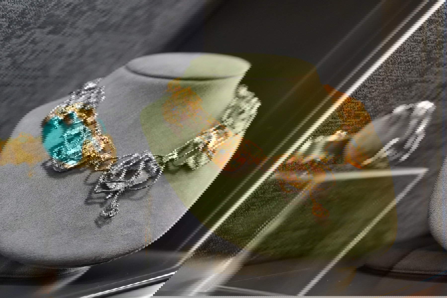 Edgardo Mannucci, Collar (1957; oro, 5x42 cm; Fabriano, Fondazione Cassa di Risparmio di Fabriano e Cupramontana). En la última sala, la sección Iconos presenta obras de Edgardo Mannucci (1904-1986), escultor-artista vinculado al movimiento informal y progenitor de la 