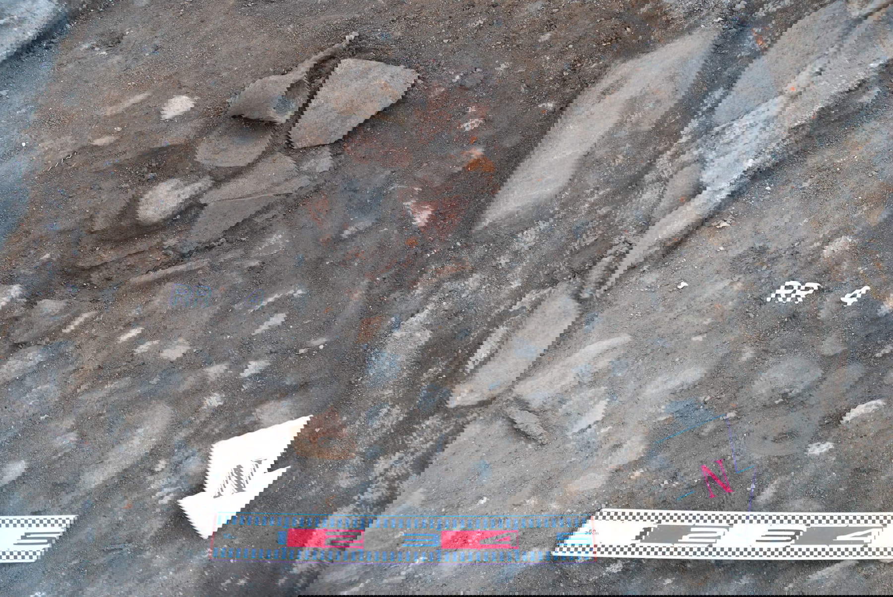 Nuovo ritrovamento a Egna: anfora nel luogo del ritrovamento. Foto: USP/Ufficio Beni archeologici della Soprintendenza provinciale ai Beni culturali Nuovo ritrovamento a Egna: anfora nel luogo del ritrovamento. Foto: USP/Ufficio Beni archeologici della Soprintendenza provinciale ai Beni culturali