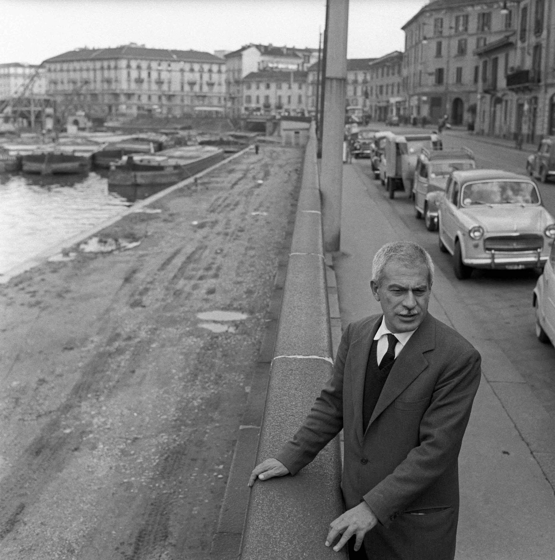 Elio Vittorini sul marciapiede del Naviglio di Milano, Mondadori Portfolio/Angelo Cozzi