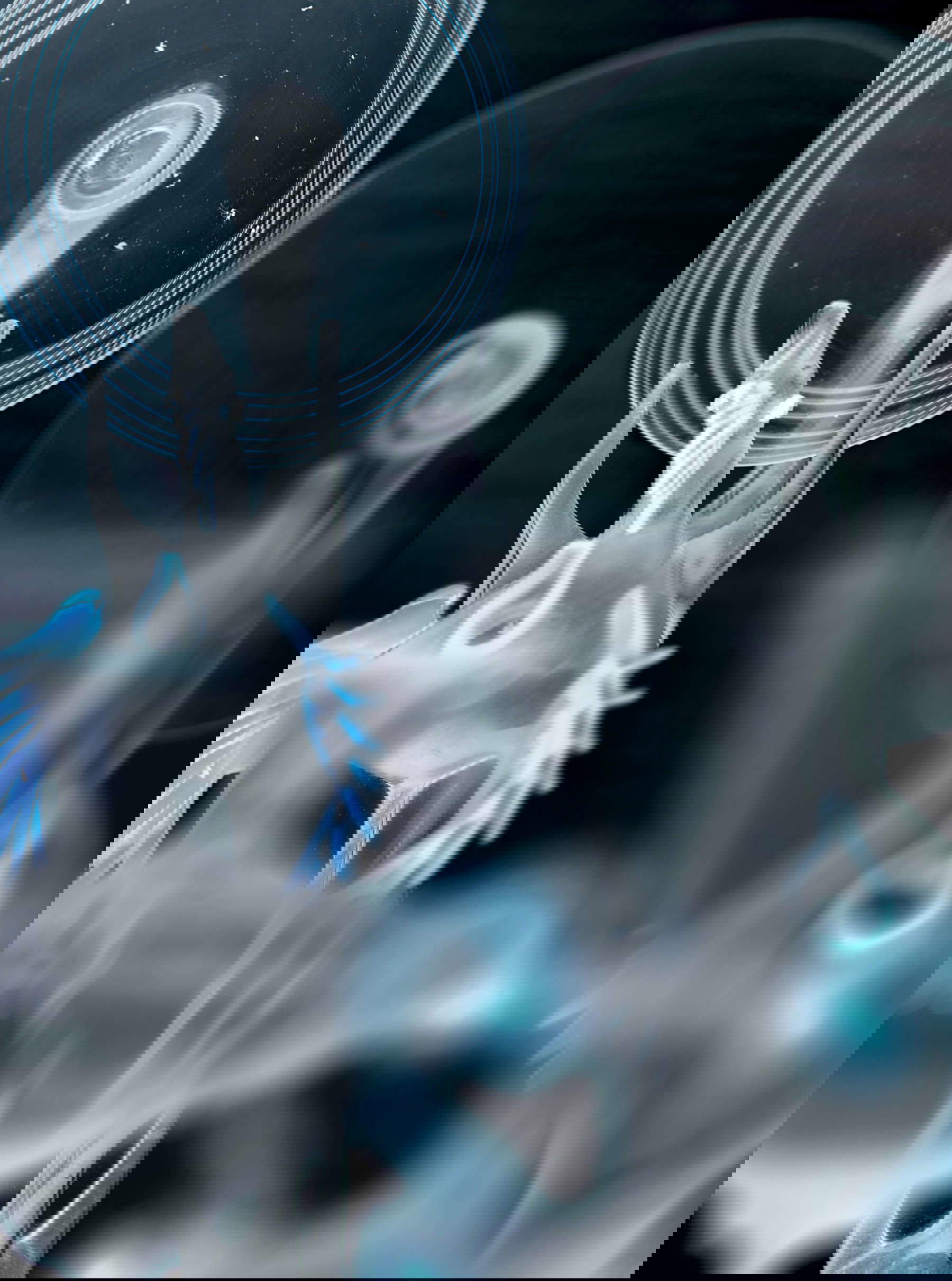 Elisa Sighicelli, Halos (2025; stampa fine art a pigmenti, 167 x 125 cm) Elisa Sighicelli, Halos (2025; stampa fine art a pigmenti, 167 x 125 cm)