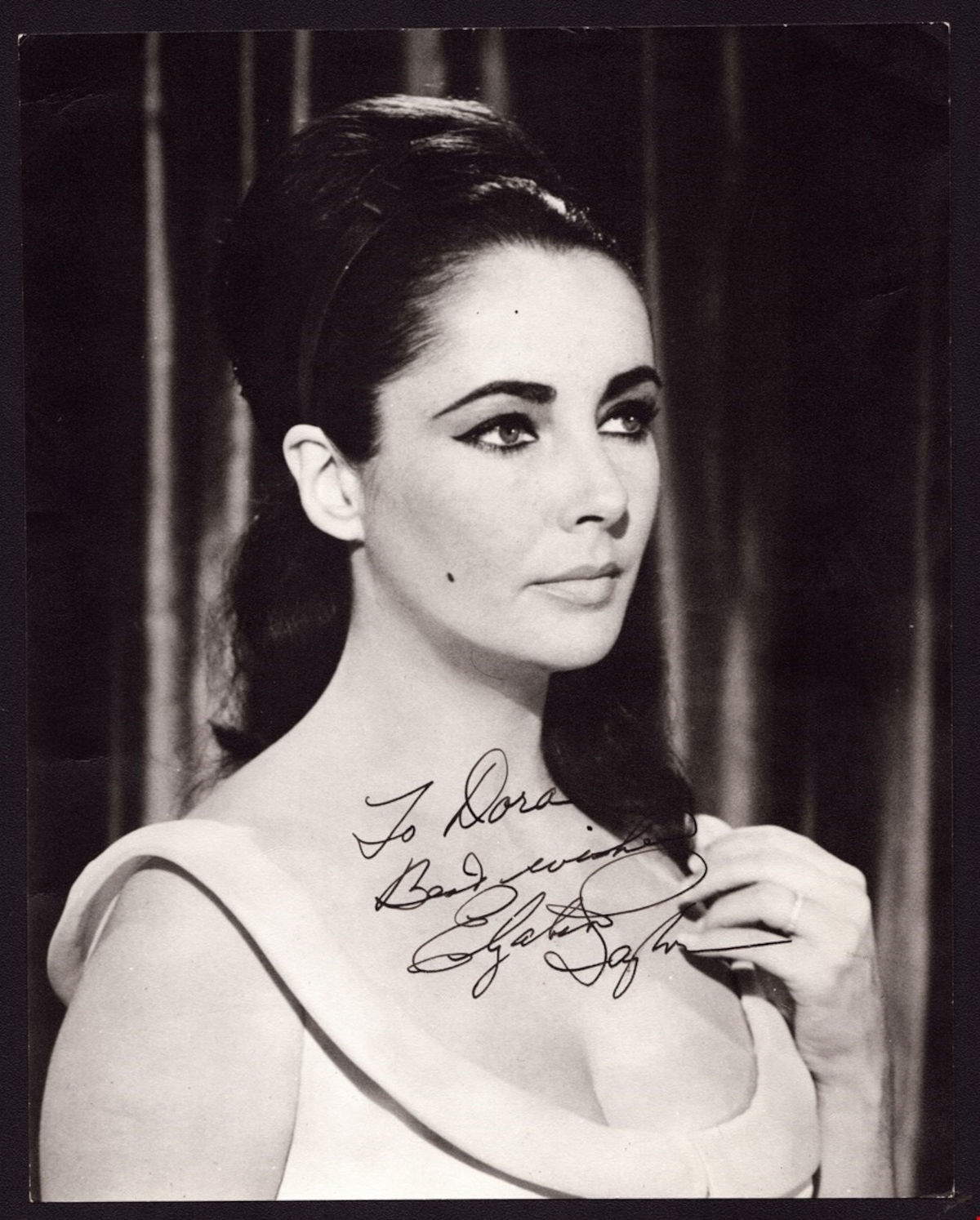 En la foto: Foto de Elizabeth Taylor (papel mate, b/n, con dedicatoria autografiada y firma en tinta negra; 19x24 cm) Foto: &copy; Bertolami