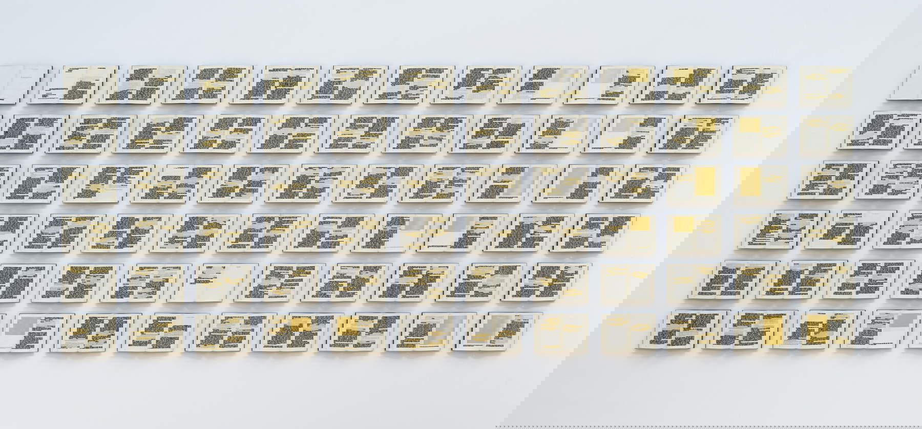 Emilio Isgr&ograve;, Isgr&ograve; radiert Isgr&ograve; (2024; 72 Bücher, je 17 x 24,7 x 2,5 cm mit Radierungen aus Acryl und reinem Gold). Foto von Alessandro Vasari. Leihgabe der Galleria Nazionale d'Arte Moderna e Contemporanea, Rom