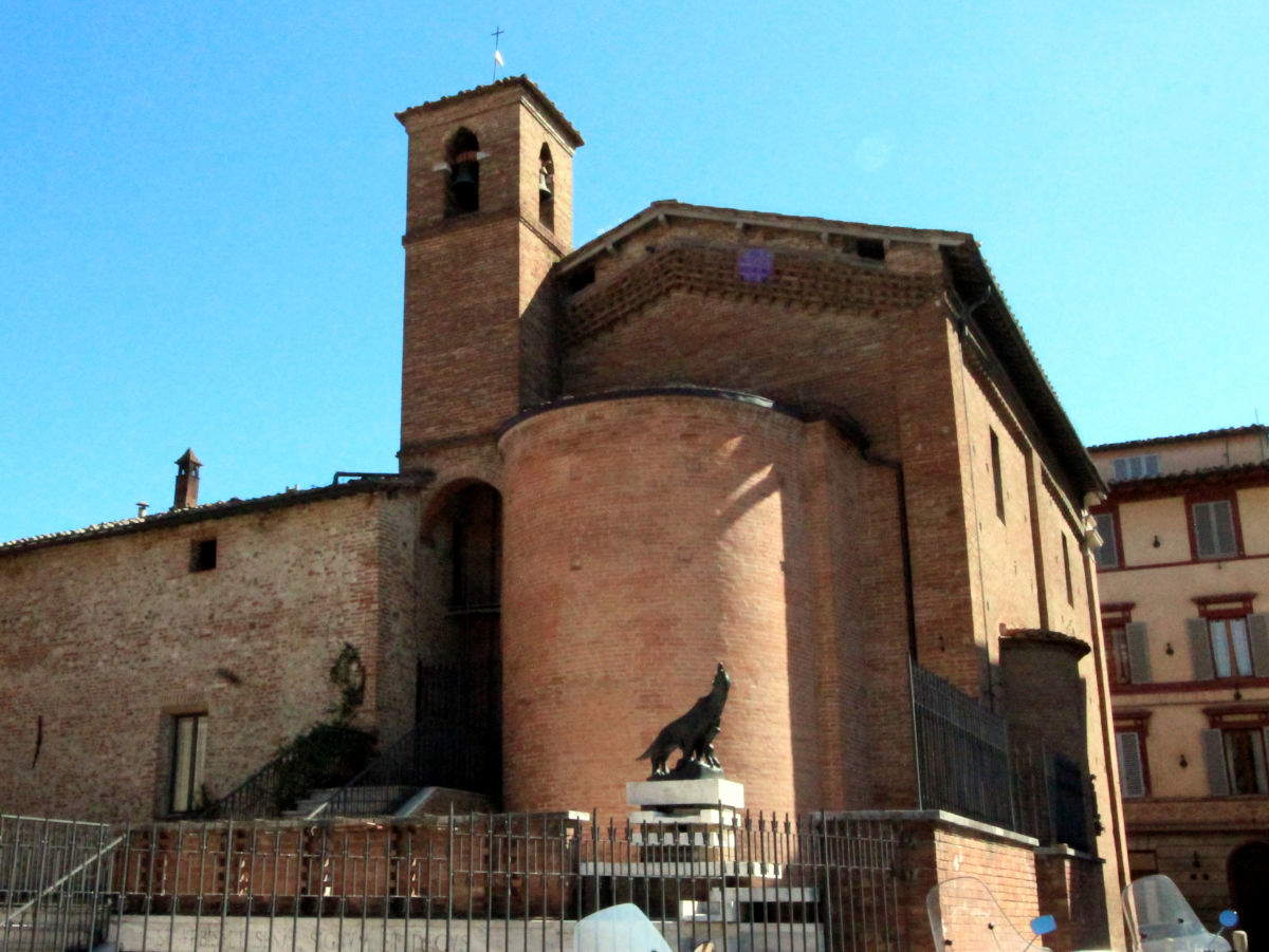 La fontana della Lupa all&rsquo;esterno della Chiesa di San Rocco in Vallerozzi (Siena). Foto: Wikimedia Commons &ndash; LigaDue