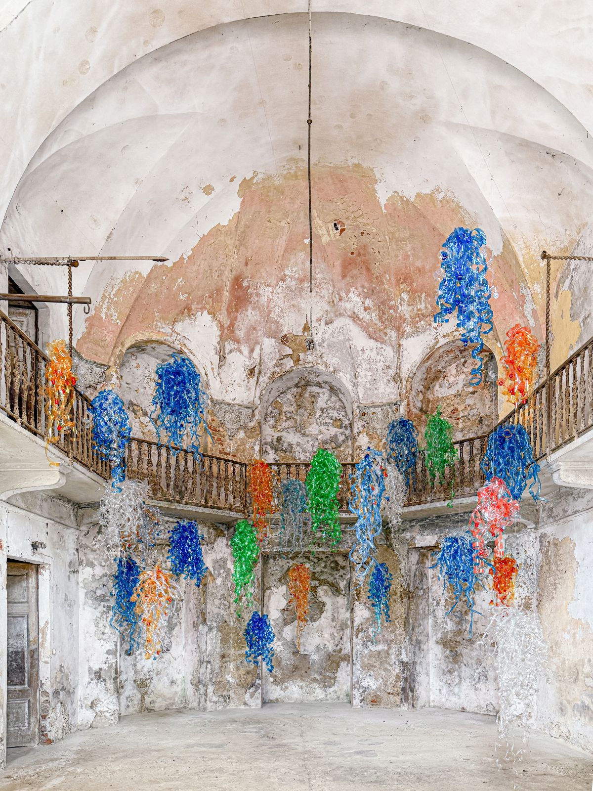 Enrica Borghi, Meduse (2013_2025; bottiglie in plastica PET tagliate e deformate, dimensioni variabili; Portacomaro, Ex teatro sotto chiesa San Bartolomeo) Foto: Chiara Ferrando