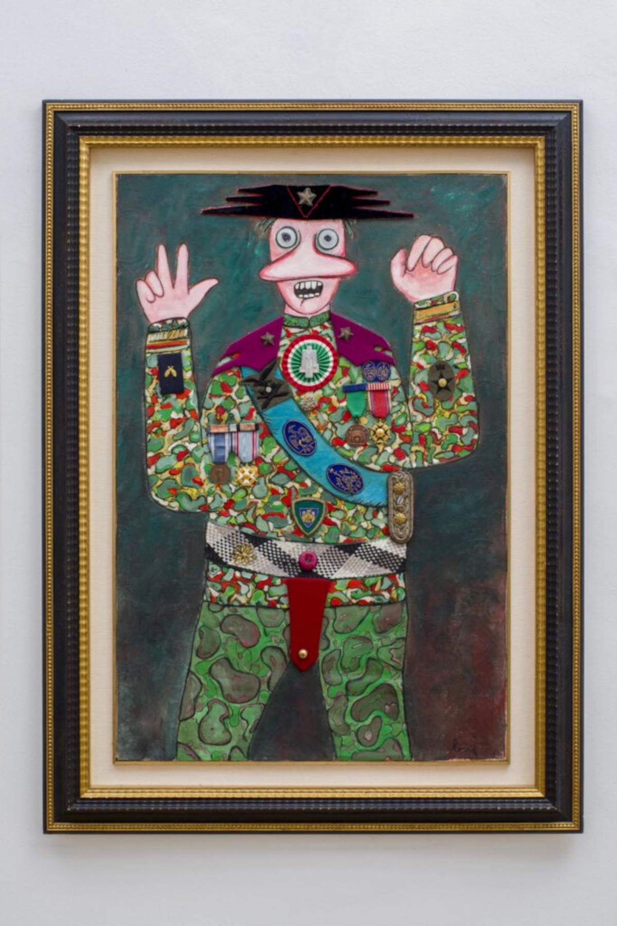 Enrico Baj, Caporale (1970; acrilico, collage, decorazioni, oggetti su tessuto (a bordo), 89 x 60 x 2,5 cm) Foto: &copy;Mazzoleni Art
