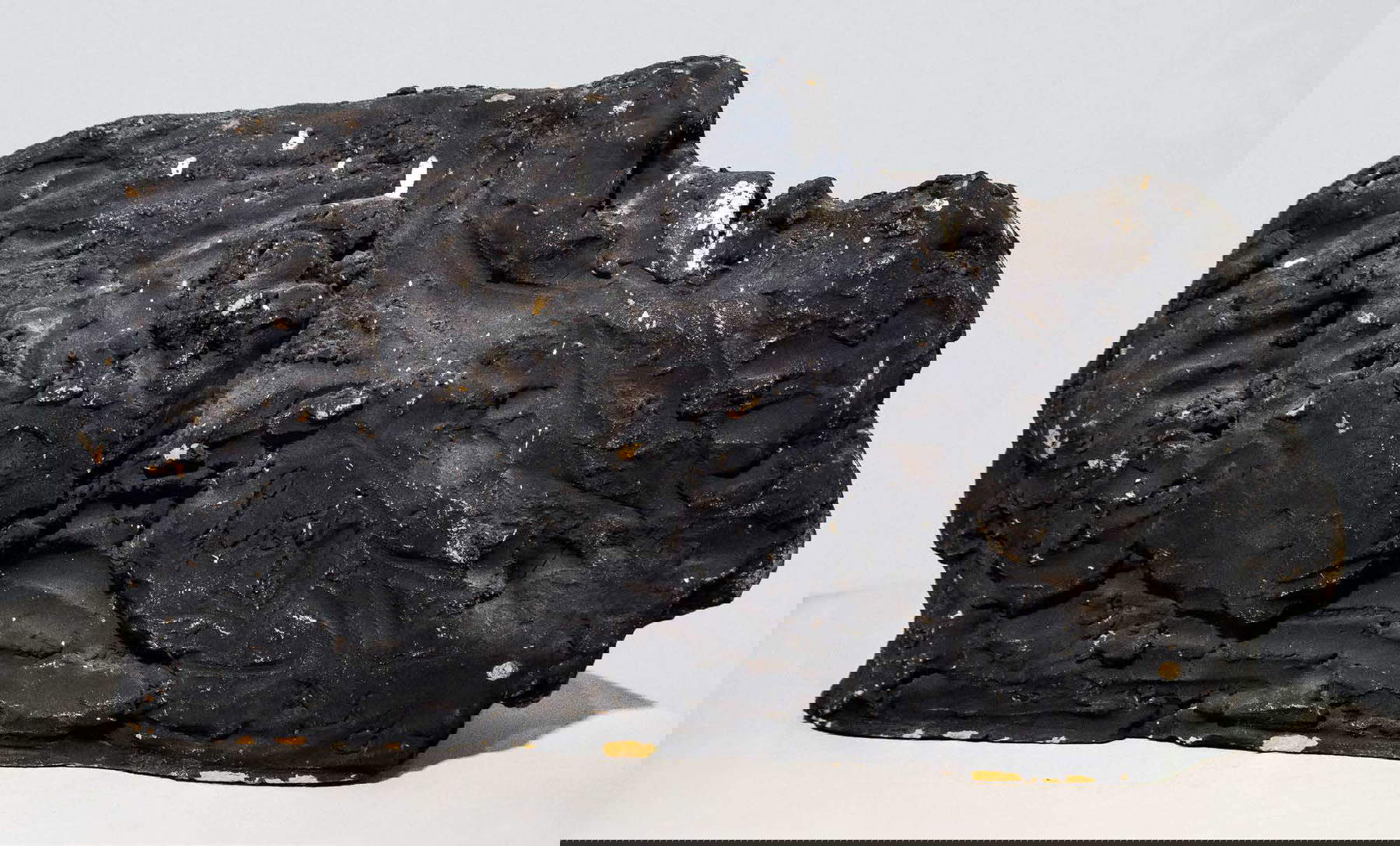 Enrico Baj, Testa-montagna (1958; terracotta dipinta a ingobbio e ossidi, 28 × 50 × 12 cm; Collezione privata) Enrico Baj, Testa-montagna (1958; terracotta dipinta a ingobbio e ossidi, 28 × 50 × 12 cm; Collezione privata)