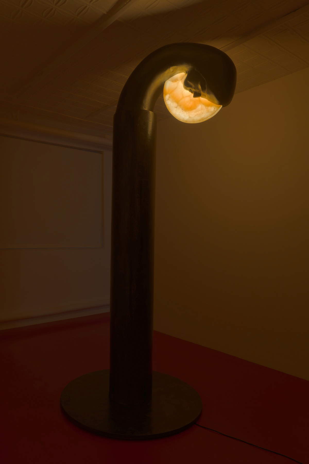 Enrico David, Ohne Titel (2024; Stahl, kaltgegossene Bronze und Onyx mit elektrischen Komponenten, 265 x 125 x 105 cm). Mit Genehmigung des Künstlers Enrico David, Ohne Titel (2024; Stahl, kaltgegossene Bronze und Onyx mit elektrischen Komponenten, 265 x 125 x 105 cm). Mit Genehmigung des Künstlers