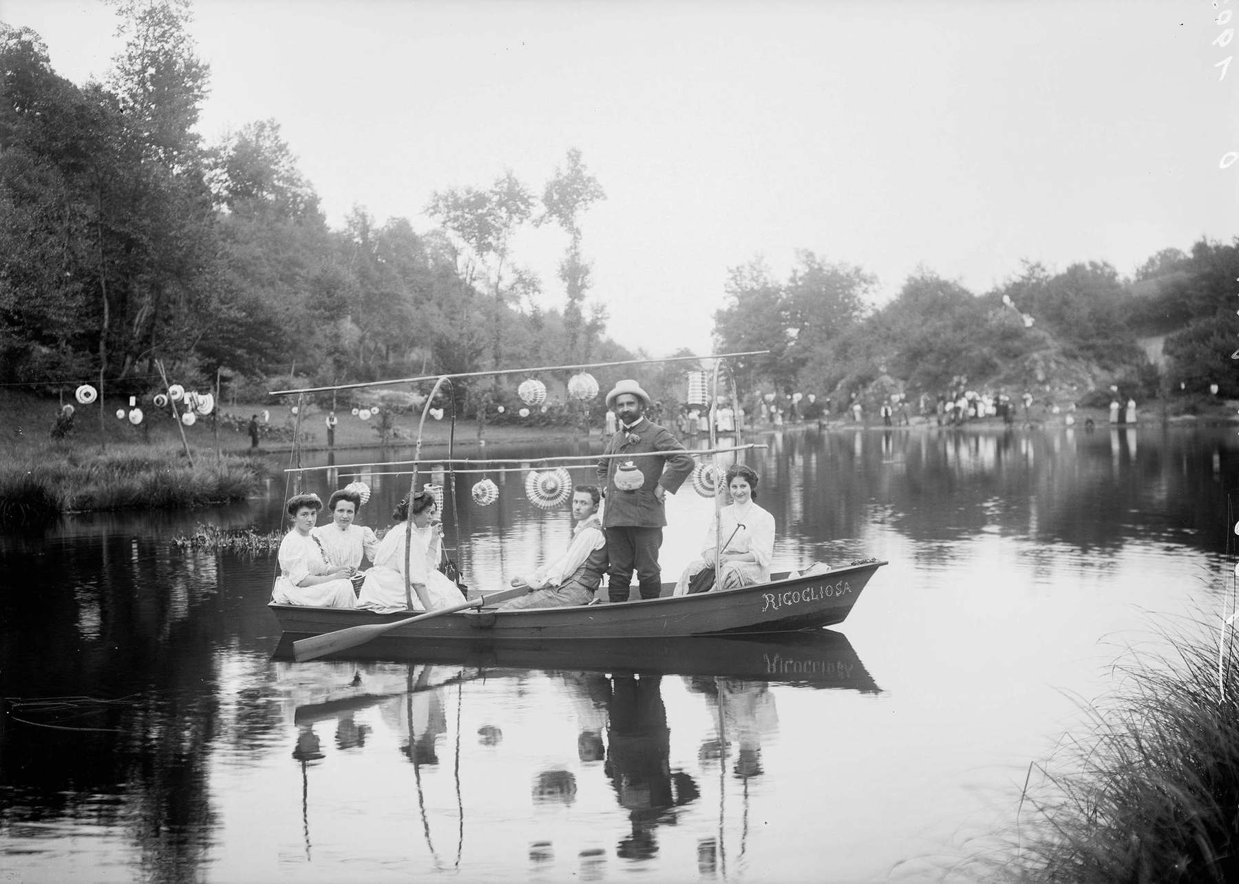 Eugenio Schmidhuaser, Festa al laghetto di Astano (1905; negativo su vetro; Nicoletta e Max Brentano-Motta, Brugg AG, in deposito presso Archivio di Stato, Bellinzona) © Archivio di Stato del Cantone Ticino, Fondo Eugenio Schmidhauser Eugenio Schmidhuaser, Festa al laghetto di Astano (1905; negativo su vetro; Nicoletta e Max Brentano-Motta, Brugg AG, in deposito presso Archivio di Stato, Bellinzona) © Archivio di Stato del Cantone Ticino, Fondo Eugenio Schmidhauser