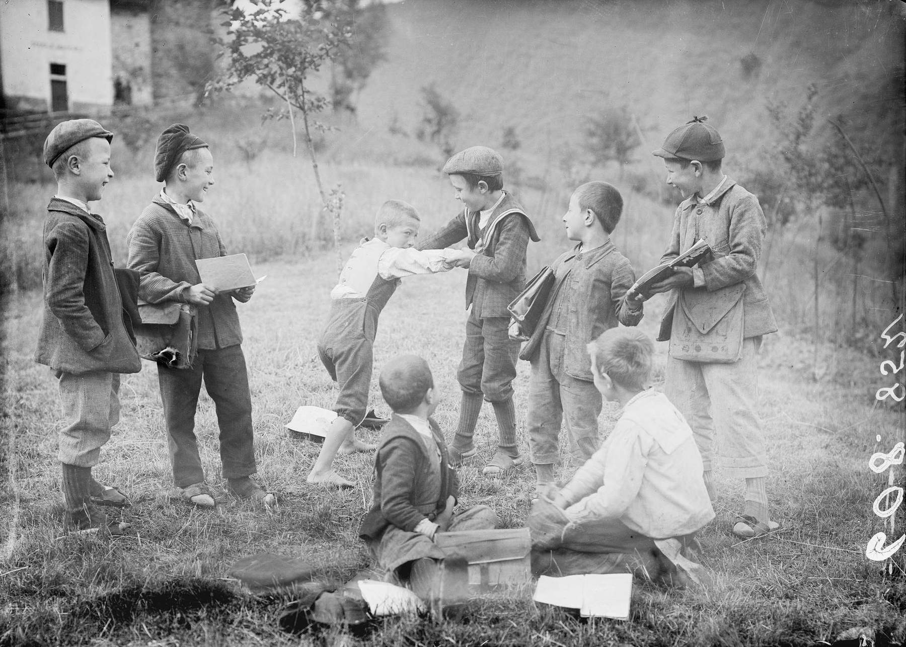 Eugenio Schmidhauser, Gruppo di bambini italiani a Dumenza (1910 circa; negativo su vetro; Nicoletta e Max Brentano-Motta), Brugg AG, in deposito presso Archivio di Stato, Bellinzona) © Archivio di Stato del Cantone Ticino, Fondo Eugenio Schmidhauser Eugenio Schmidhauser, Gruppo di bambini italiani a Dumenza (1910 circa; negativo su vetro; Nicoletta e Max Brentano-Motta), Brugg AG, in deposito presso Archivio di Stato, Bellinzona) © Archivio di Stato del Cantone Ticino, Fondo Eugenio Schmidhauser