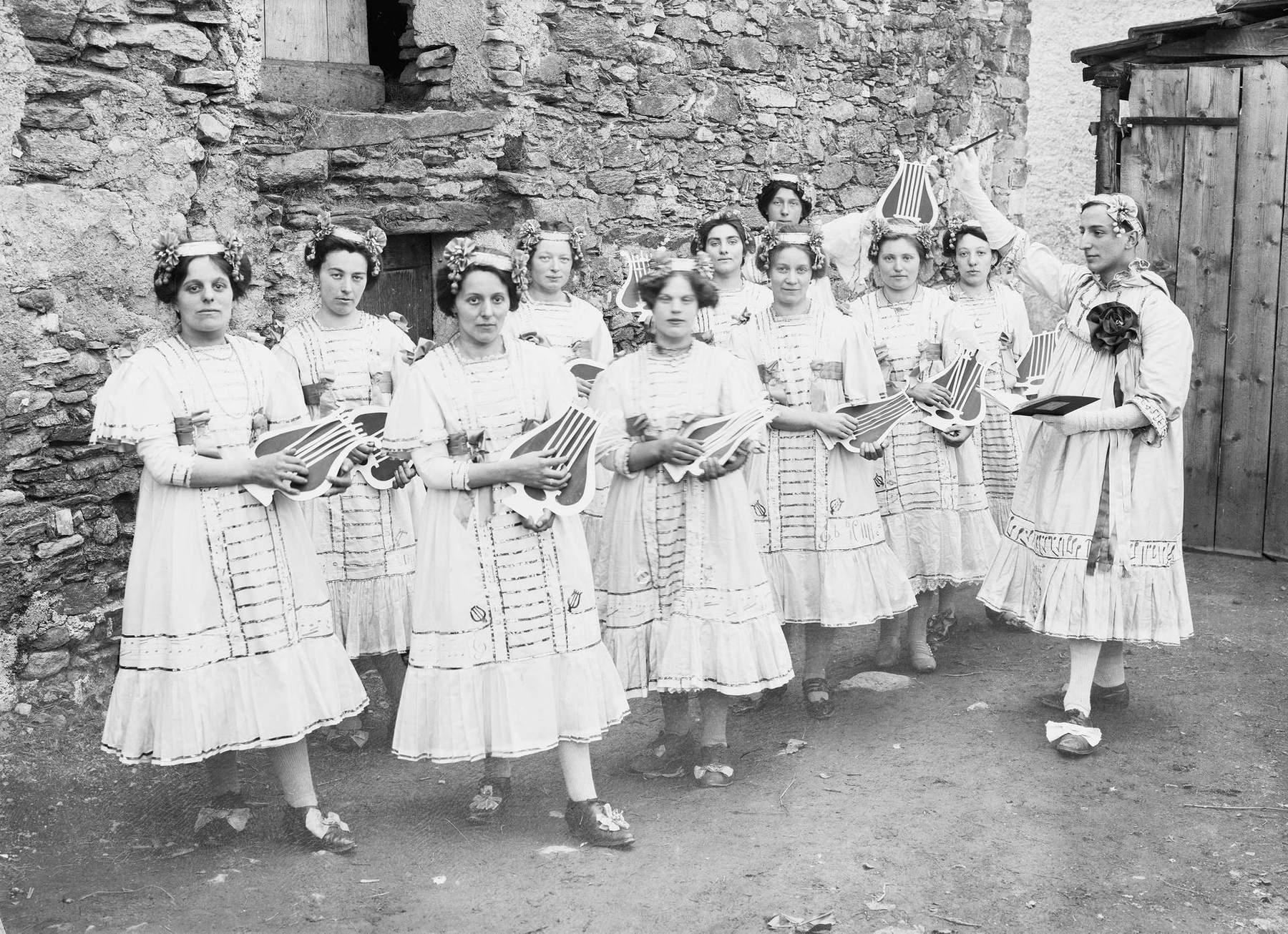 Eugenio Schmidhuaser, Gruppo di Carnevale, Astano (1915 circa; negativo su vetro, 13x18 cm; Lugano, Museo d'arte della Svizzera italiana) © Museo d'arte della Svizzera italiana, Lugano Eugenio Schmidhuaser, Gruppo di Carnevale, Astano (1915 circa; negativo su vetro, 13x18 cm; Lugano, Museo d'arte della Svizzera italiana) © Museo d'arte della Svizzera italiana, Lugano