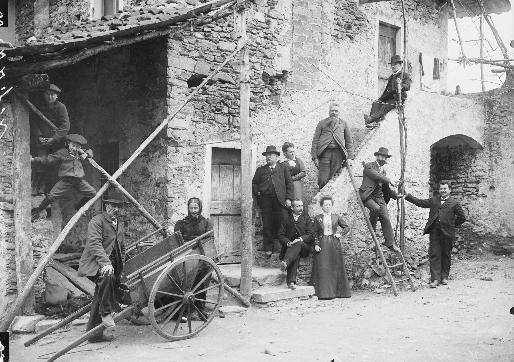 Eugenio Schmidhuaser, Gruppo in visita a Magliaso al seguito di Rudolf Fastenrath (1904; negativo su vetro; Nicoletta e Max Brentano-Motta), Brugg AG, in deposito presso Archivio di Stato, Bellinzona) © Archivio di Stato del Cantone Ticino, Fondo Eugenio Schmidhauser Eugenio Schmidhuaser, Gruppo in visita a Magliaso al seguito di Rudolf Fastenrath (1904; negativo su vetro; Nicoletta e Max Brentano-Motta), Brugg AG, in deposito presso Archivio di Stato, Bellinzona) © Archivio di Stato del Cantone Ticino, Fondo Eugenio Schmidhauser
