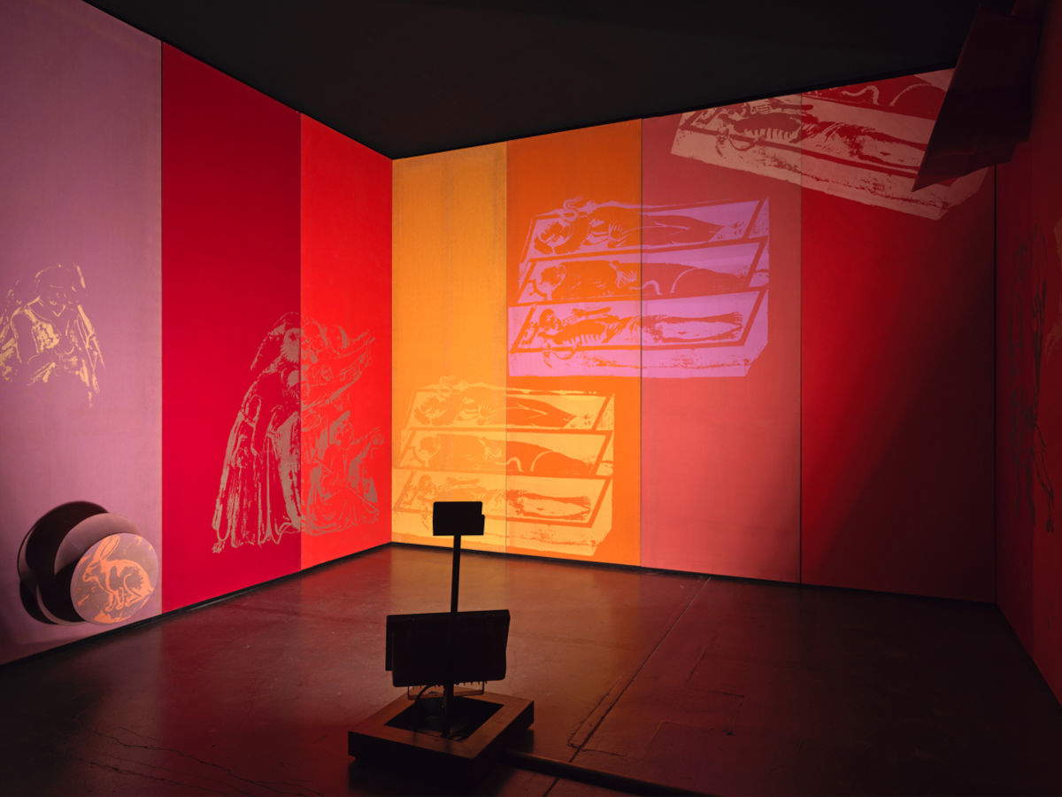 Fabio Mauri, Amore mio (1970 ; sérigraphie sur toile, enluminure, 500 x 400 x 300 cm ; 2023 ; Zurich, Galerie Hauser &amp; Wirth). Photo : Stefan Altenburger. Avec l'aimable autorisation de la succession de Fabio Mauri et de la galerie Hauser &amp; Wirth.