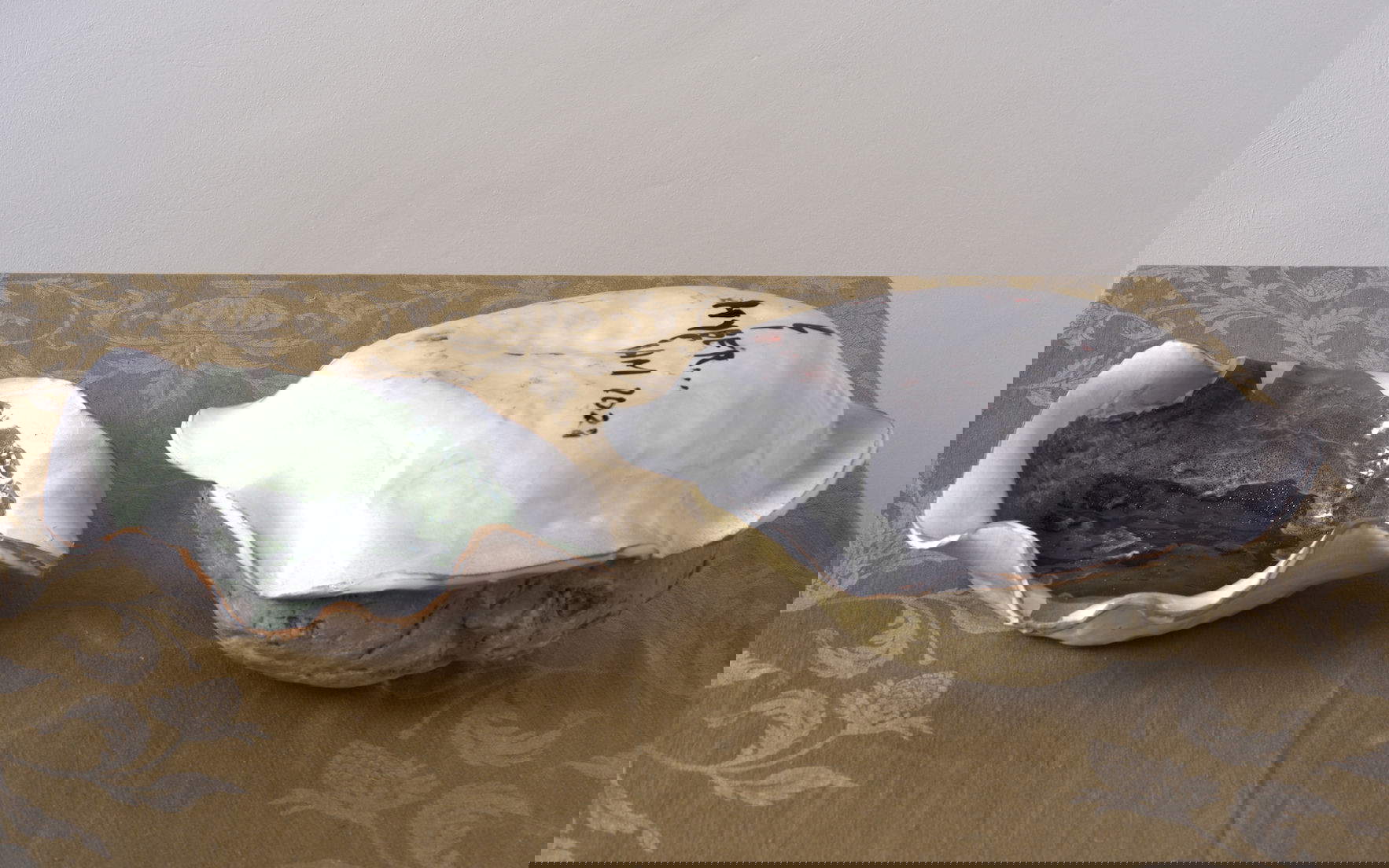 Fabrice Hyber, Senza titolo (2021; ceramica). Foto: Gino Di Paolo