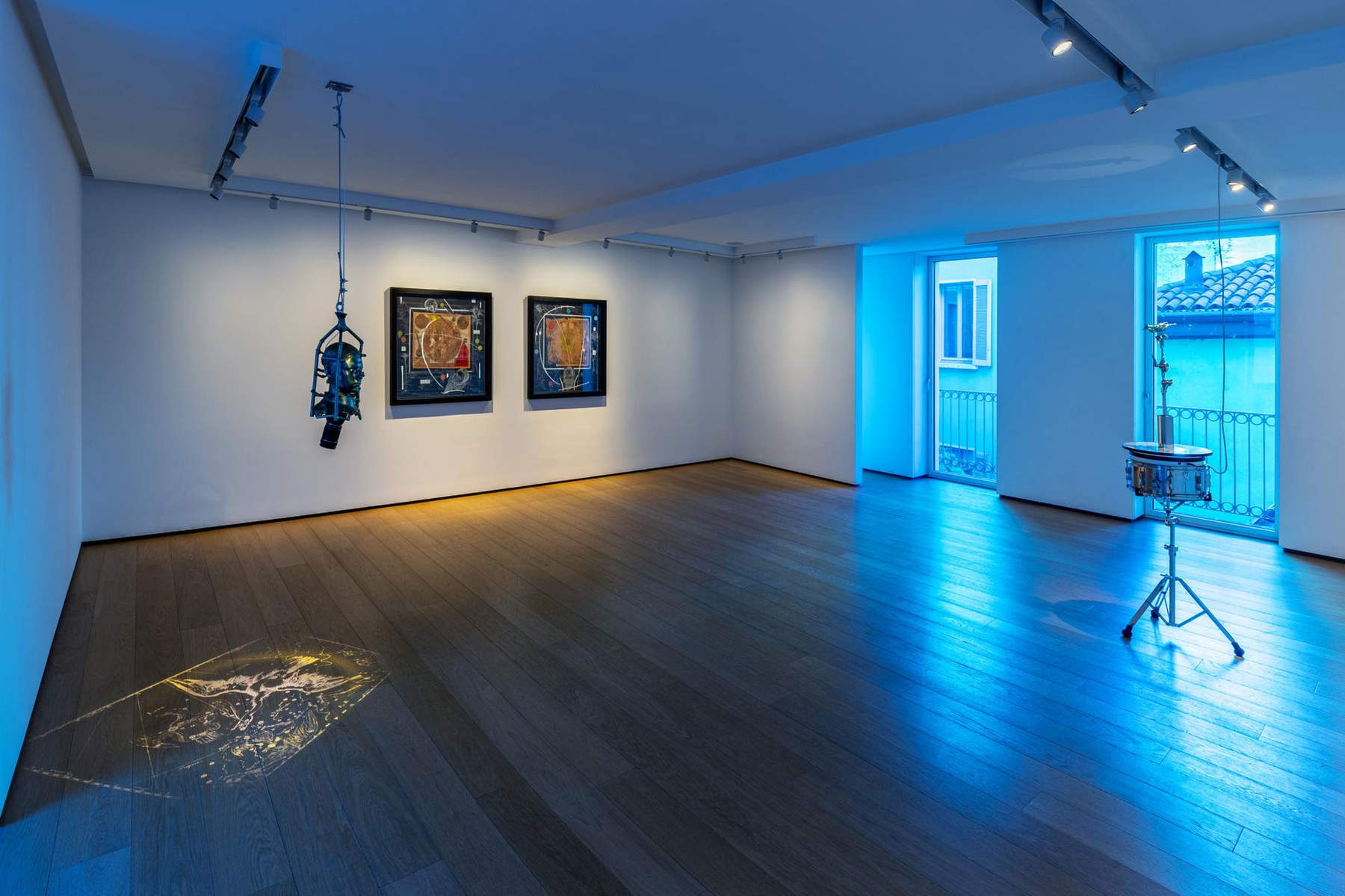 Fabrizio Cotognini, vista dell'installazione di Transitum, Galleria Moshe Tabibnia, Milano. Foto di Leonardo Morfini. Su concessione di Galleria Moshe Tabibnia, Milano.