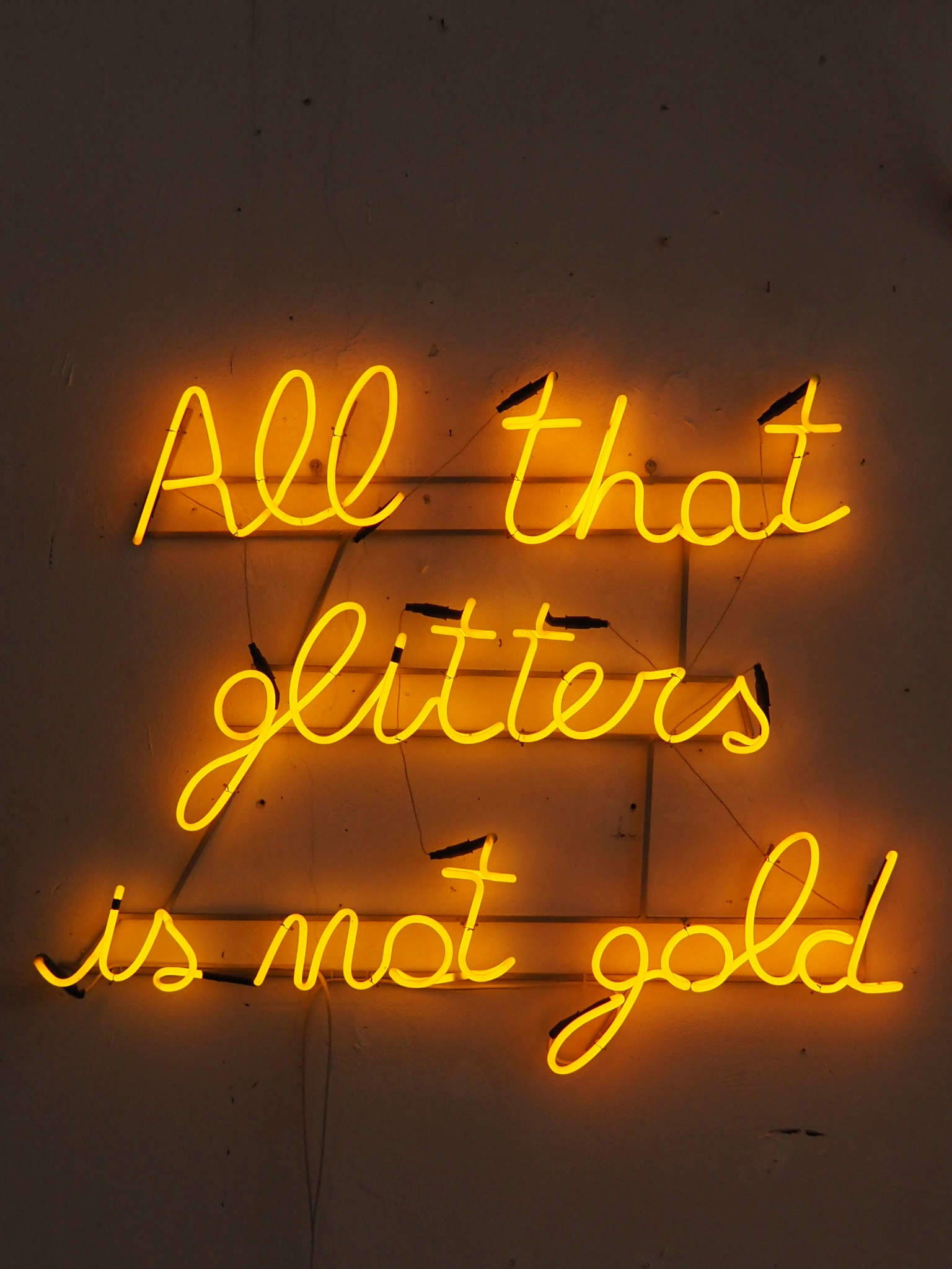 Fabrizio Dusi, Es ist nicht alles Gold was glänzt (2023; gelbes Neon, 112 x 120 cm; Sammlung BPER)