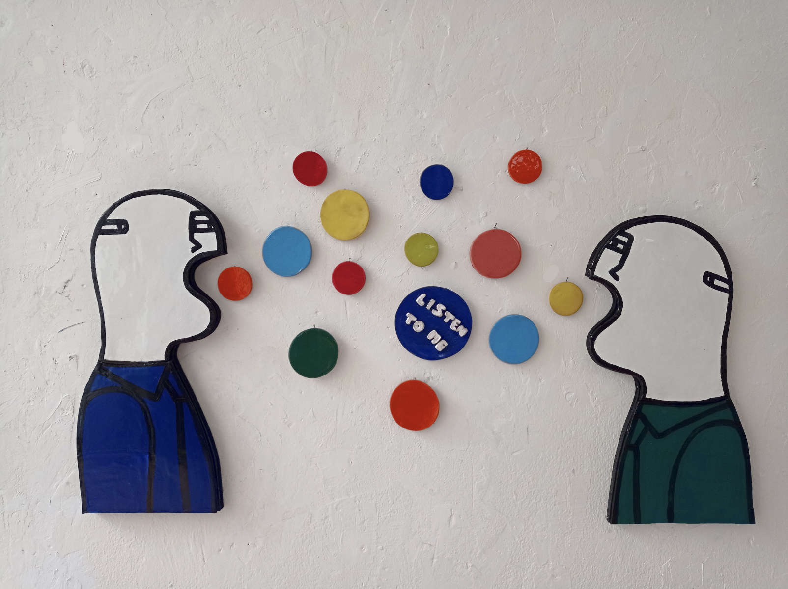 Fabrizio Dusi, Classic Family für La Galleria BPER Banca (2023; glasierte und bemalte Keramikinstallation auf einem geformten Holzsockel, 60 x 30 cm, Blasendurchmesser 5 oder 9 cm; Sammlung BPER)