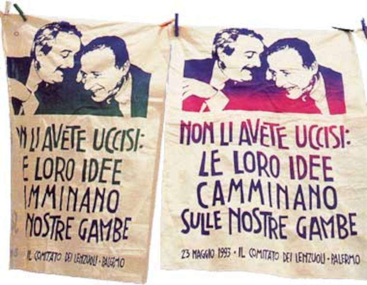 Fogli commemorativi di Giovanni Falcone e Paolo Borsellino. Foto: Orzetto