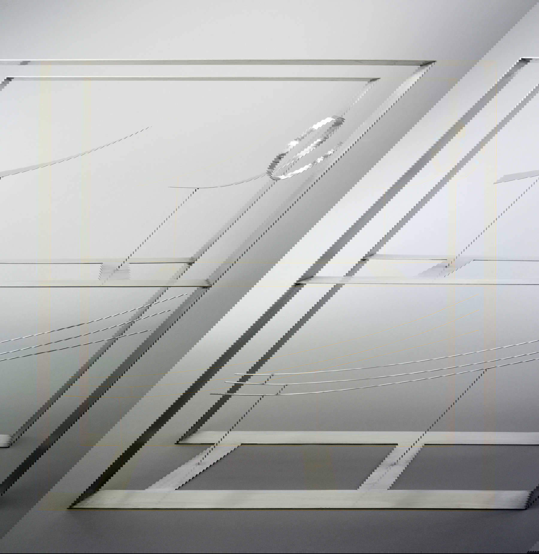 Fausto Melotti, Disonancias armoniosas (1972; acero inoxidable, 100 x 100 x 36,5 cm; Collezione Marta Melotti) Fausto Melotti, Disonancias armoniosas (1972; acero inoxidable, 100 x 100 x 36,5 cm; Collezione Marta Melotti)