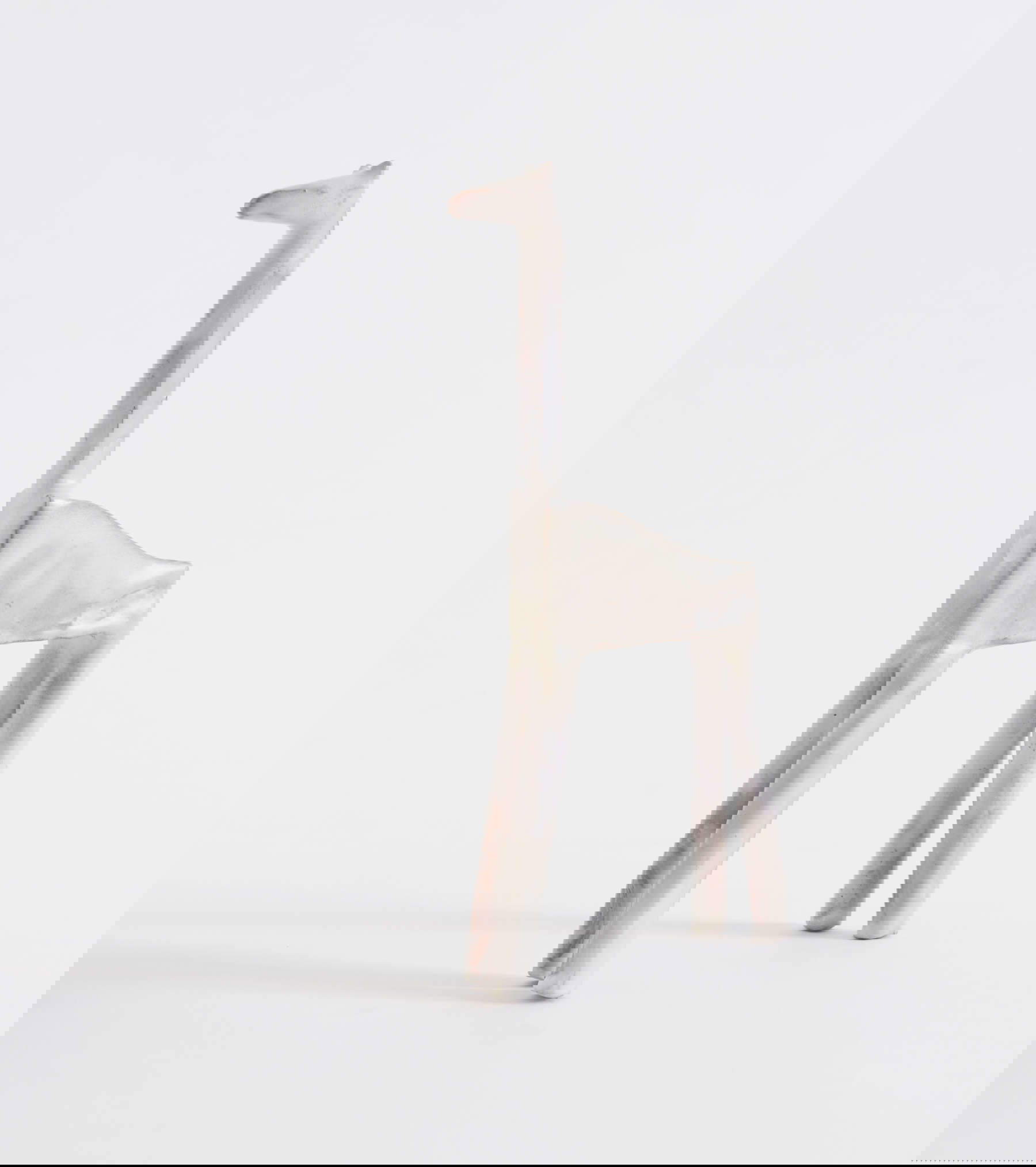 Fausto Melotti, Jirafa (c. 1948; cerámica vidriada, 26 x 13,4 x 3,5 cm; Collezione Marta Melotti) Fausto Melotti, Jirafa (c. 1948; cerámica vidriada, 26 x 13,4 x 3,5 cm; Collezione Marta Melotti)