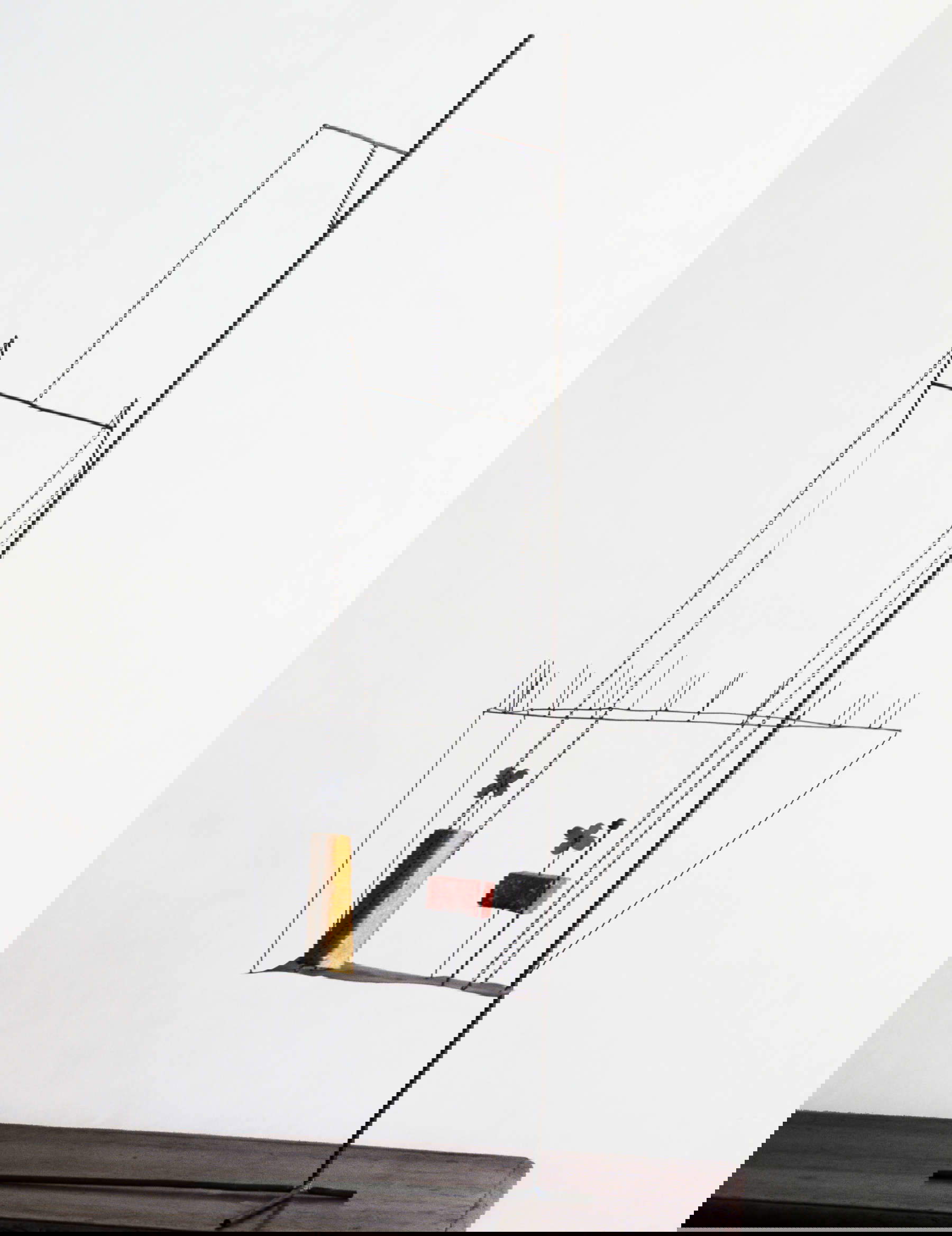 Fausto Melotti, La balançoire aux violettes (1963; latón, poliestireno pintado, 115 x 38,5 x 39,5 cm; Turín, Fondazione per l'Arte Moderna e Contemporanea CRT en préstamo a GAM - Galleria Civica d'Arte Moderna e Contemporanea) Fausto Melotti, La balançoire aux violettes (1963; latón, poliestireno pintado, 115 x 38,5 x 39,5 cm; Turín, Fondazione per l'Arte Moderna e Contemporanea CRT en préstamo a GAM - Galleria Civica d'Arte Moderna e Contemporanea)