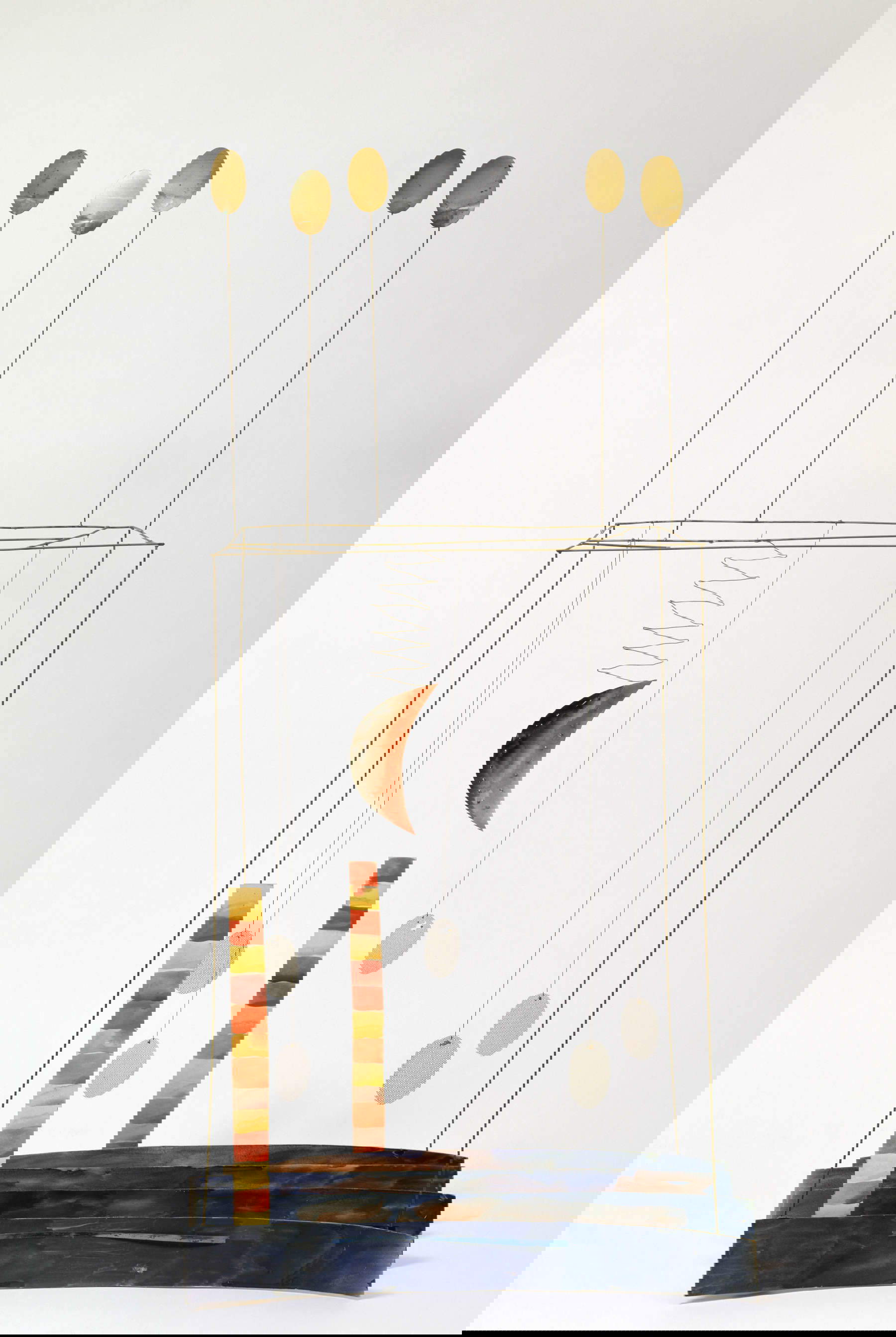 Fausto Melotti, Noche africana (1973; latón, papel pintado, 100 x 48 x 38 cm; Colección particular) Fausto Melotti, Noche africana (1973; latón, papel pintado, 100 x 48 x 38 cm; Colección particular)