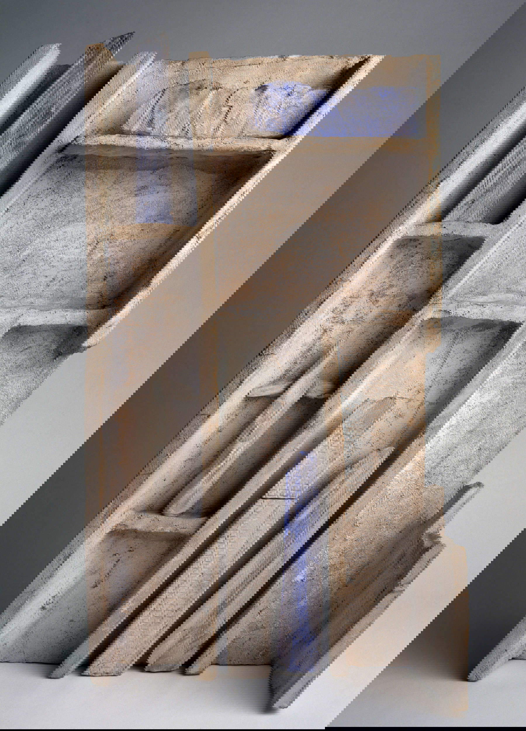 Fausto Melotti, Teatro para Scheiwiller (1962; terracota pintada, 53,1 x 28,5 x 12,6 cm; colección particular) Fausto Melotti, Teatro para Scheiwiller (1962; terracota pintada, 53,1 x 28,5 x 12,6 cm; colección particular)