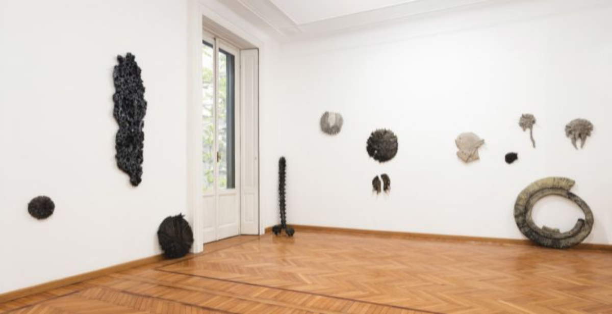 Spitzen und Donner: Federico Tosi verwandelt die historischen Räume von Fermo mit Skulpturen und Installationen