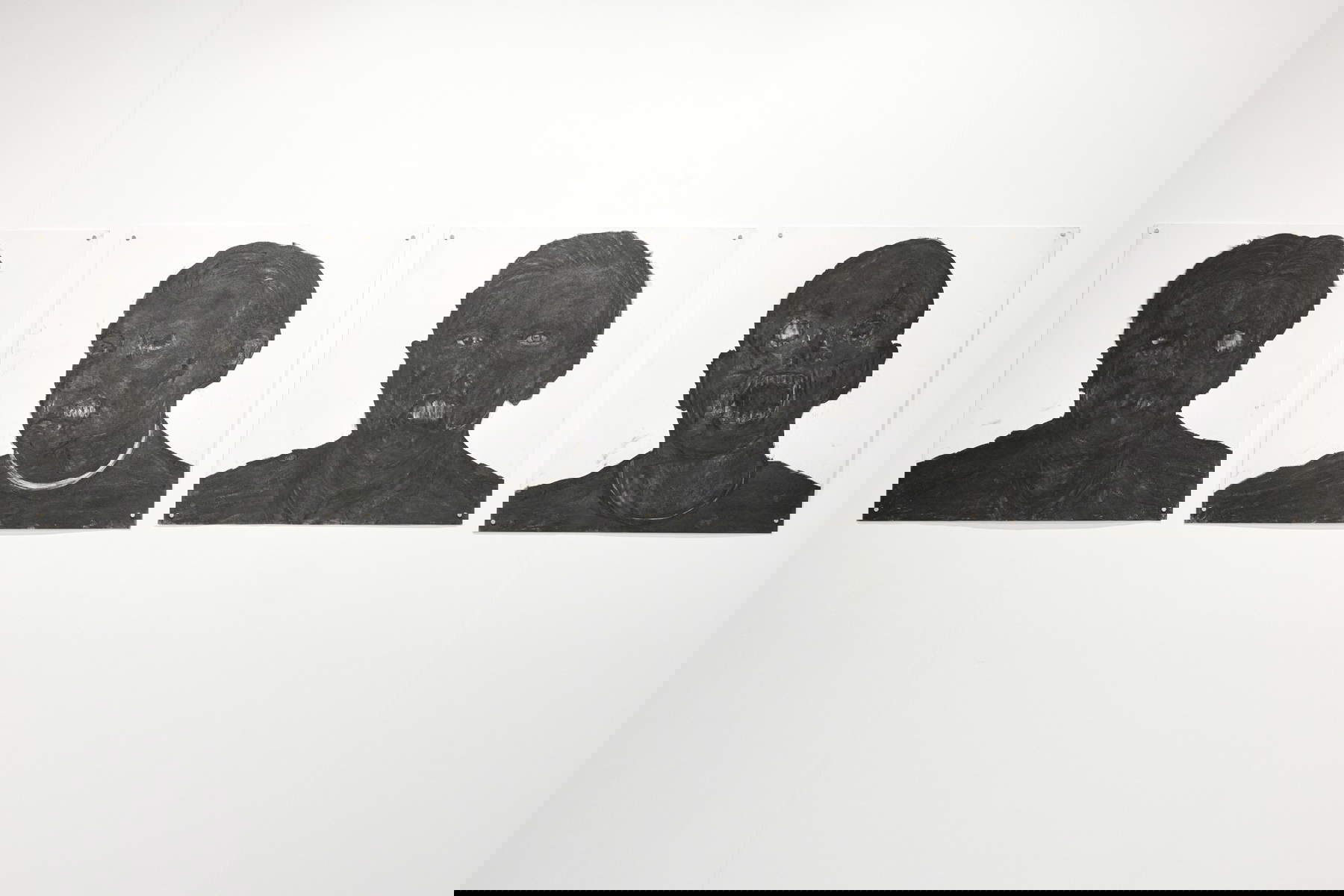 Felix Shumba, Fruta familiar | Un tercio de amanecer | A lo largo, una cierta línea vienen un 4 de un diente | longitud de la luz y con un limón (2024; carboncillo sobre papel, aprox. 72 x 70 cm). Fuentes Galería. Fotos: &copy; Perottino - Piva - Castellano - Bergadano / Artissima