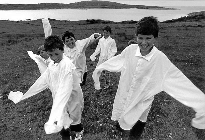 Ferdinando Scianna, Nico, Tom und Toby Foyle, Sean Moran, Patrick McNamara, David O'Neil, Connemara, Irland, 1993 © Ferdinando Scianna Ferdinando Scianna, Nico, Tom und Toby Foyle, Sean Moran, Patrick McNamara, David O'Neil, Connemara, Irland, 1993 © Ferdinando Scianna