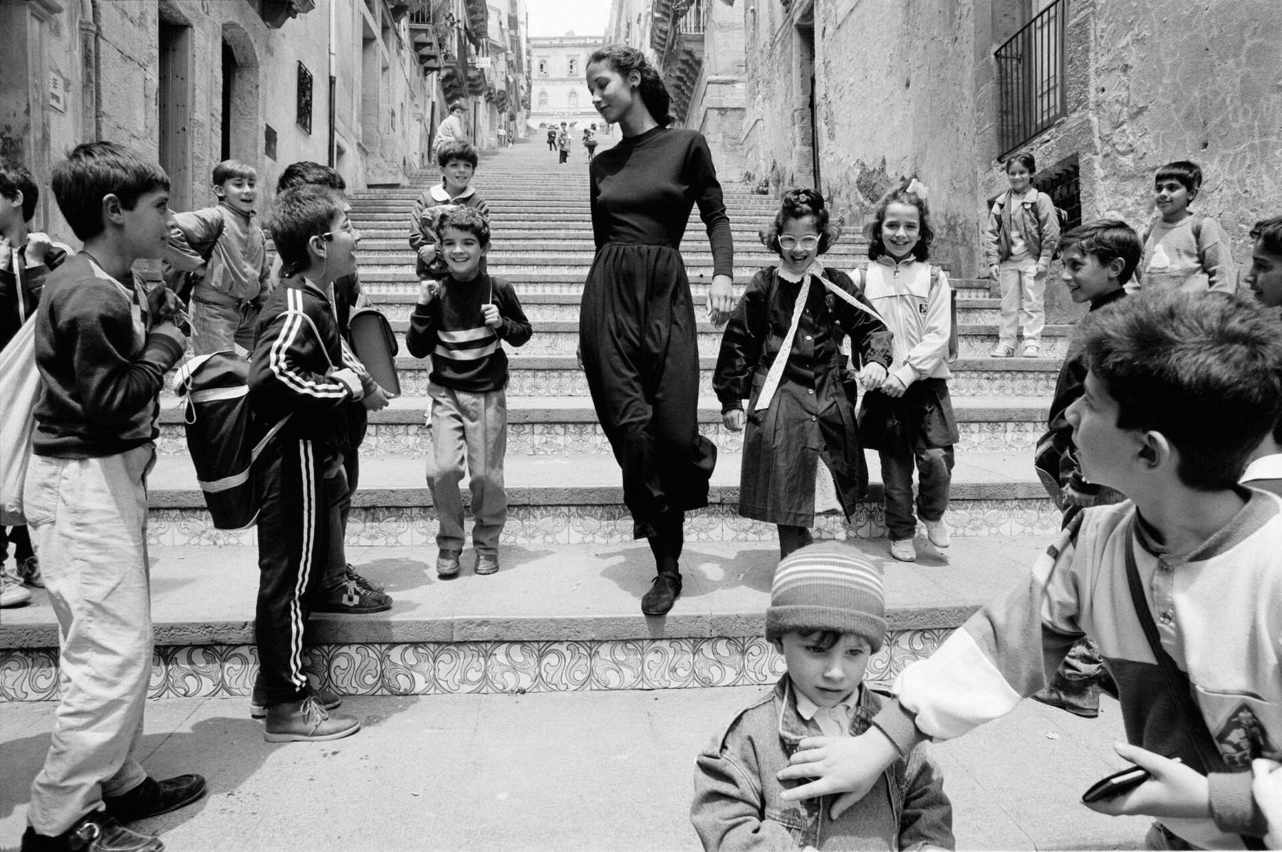 Helmut Newton und Ferdinando Scianna, zwei Meister der Fotografie, ausgestellt zwischen Caraglio und Saluzzo