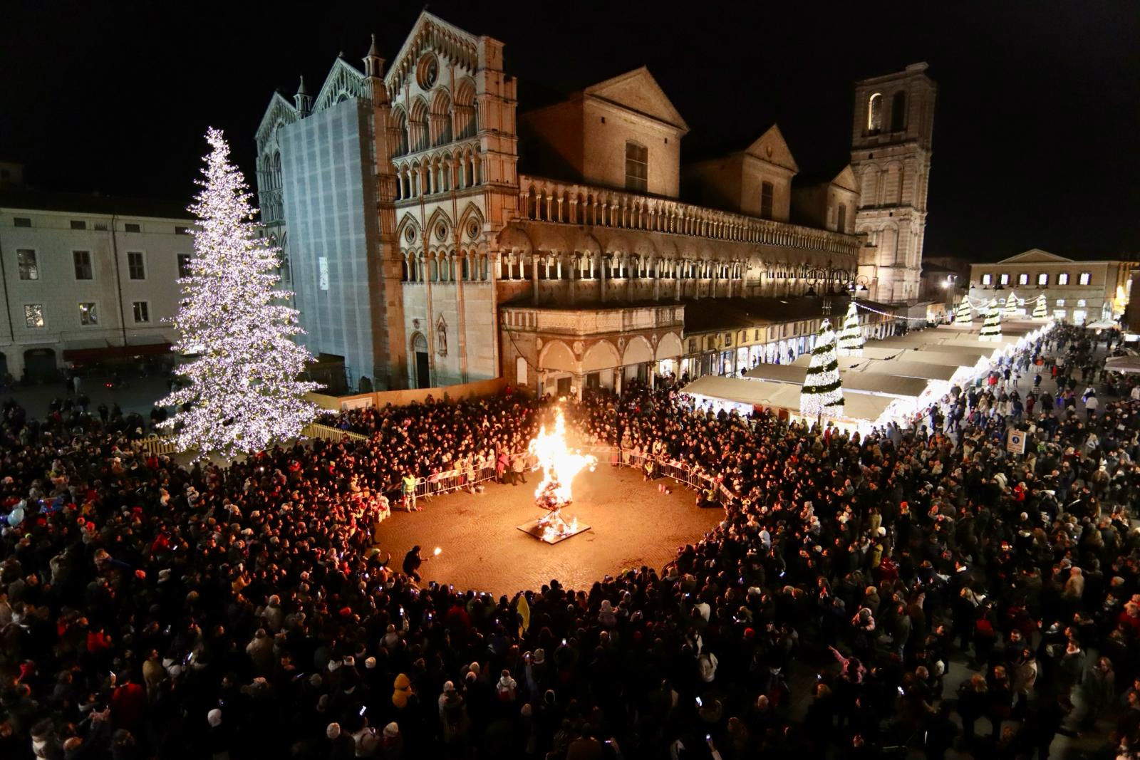 Ferrara accende il Natale con luci, eventi e spettacoli fino al Capodanno