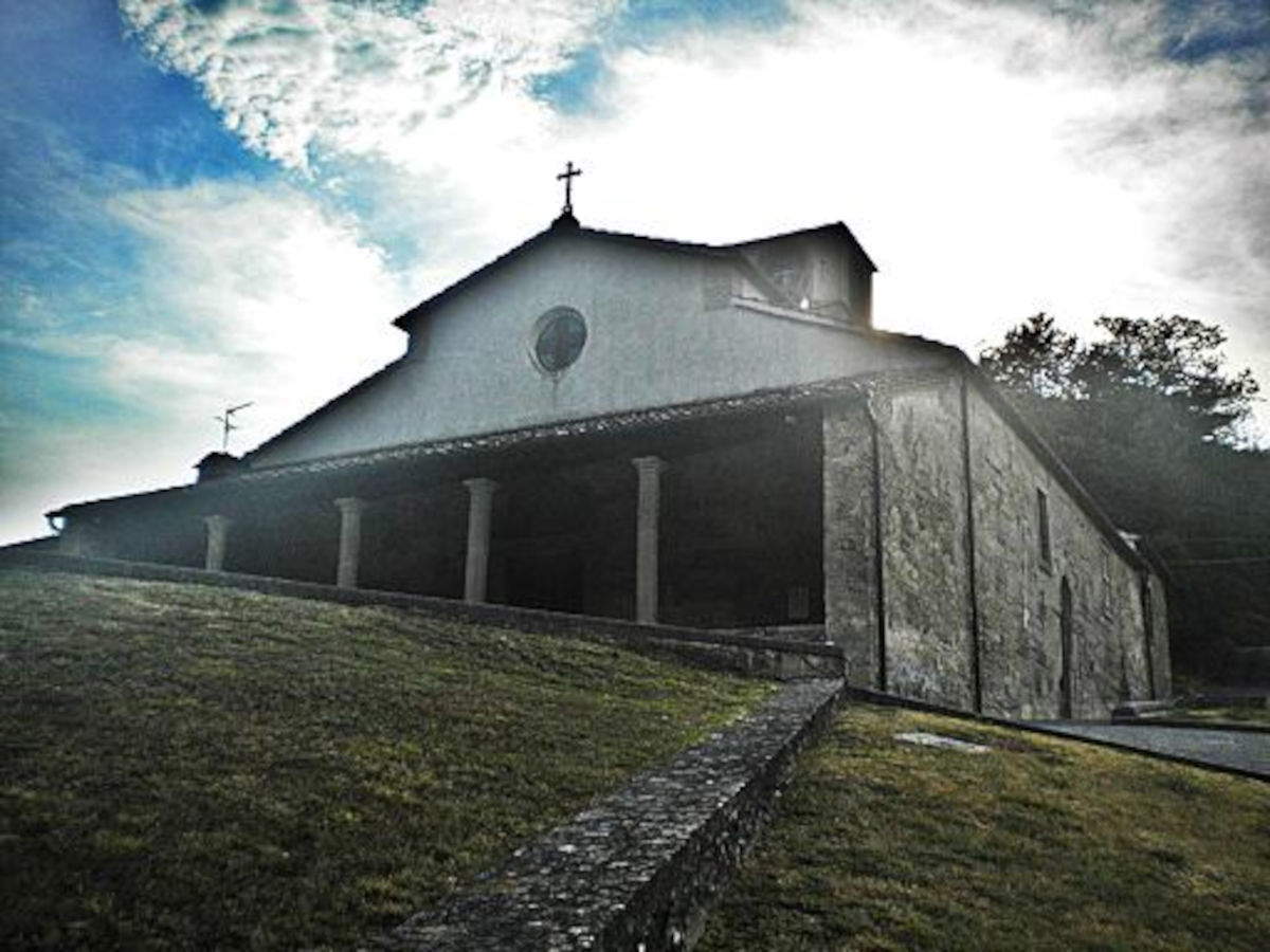 Firenzuola, Pieve di San Giovanni decollato in Cornacchiaia - lunetta affrescata. Foto: Wikimedia Commons &ndash; Tuscanycalling