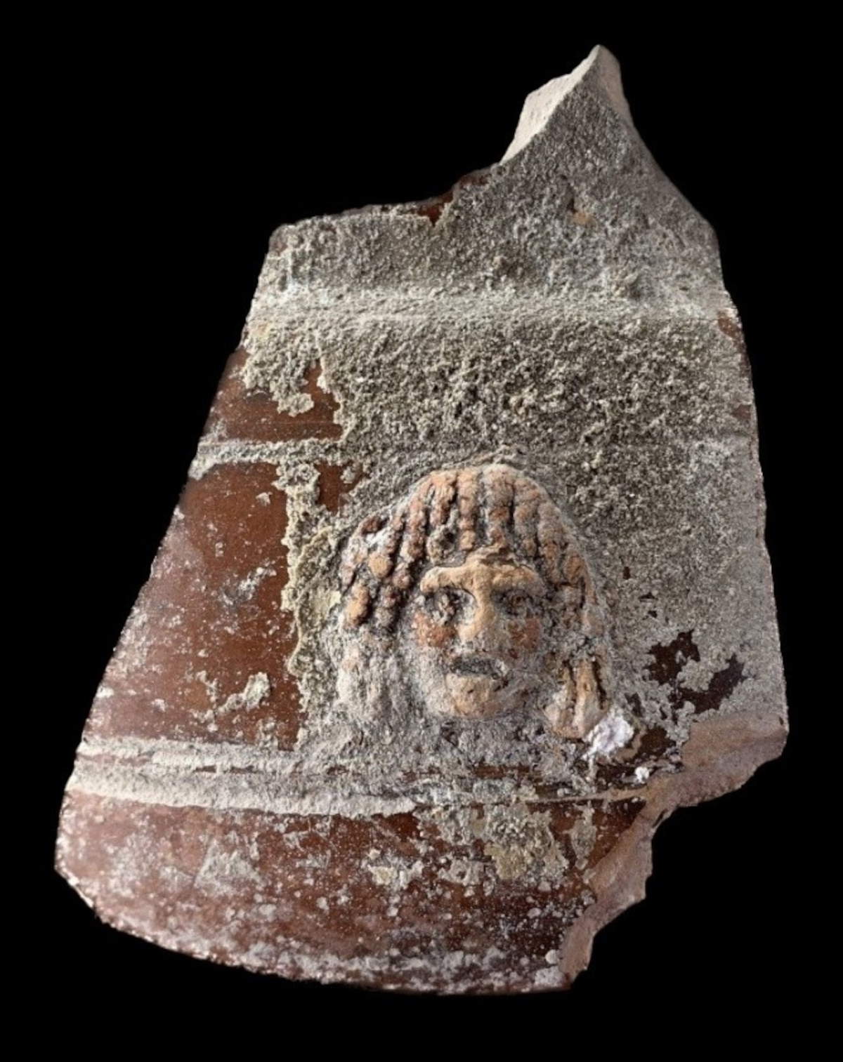 Frammento di vaso in terra sigillata con maschera teatrale in rilievo