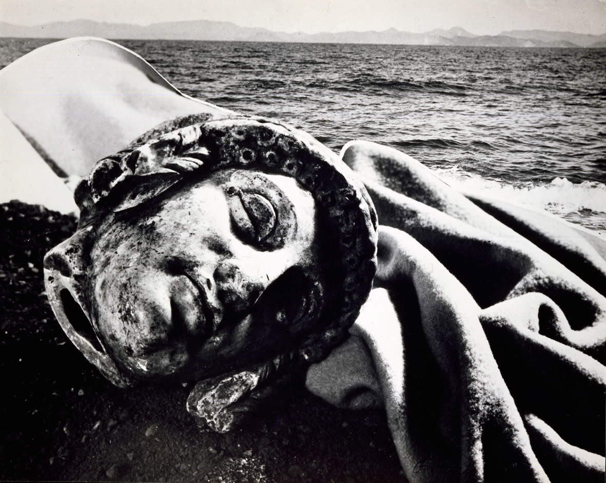 Florence Henri, Composizione &ndash; La gloria che fu della Grecia (1933 circa; fotomontaggio &ndash; stampa fotografica analogica del 1975, 23,5x29,5 cm; Collezione privata) &copy; Martini &amp; Ronchetti, su concessione di Archives Florence Henri