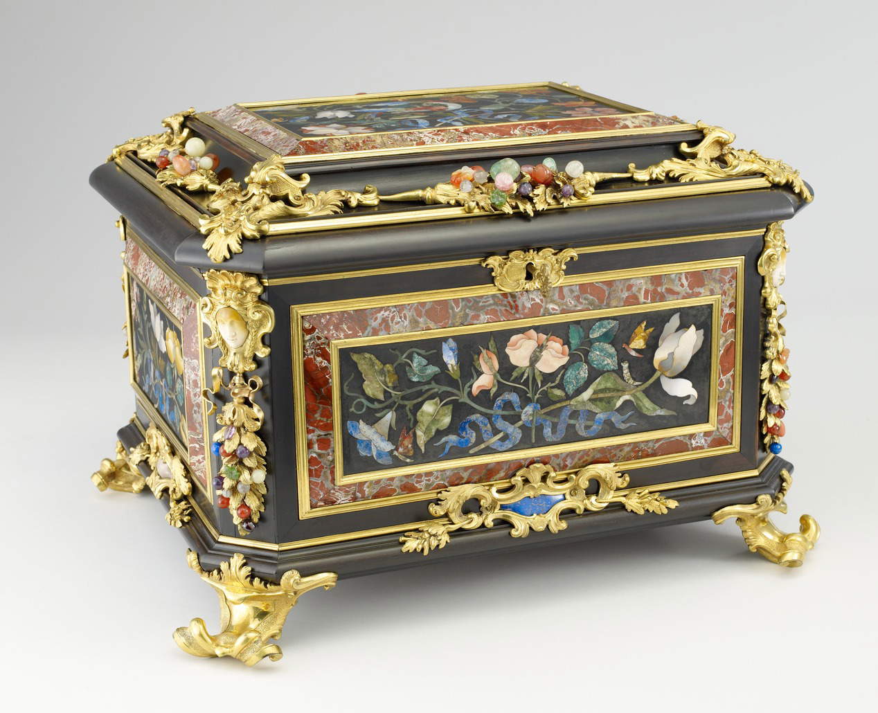 Giovan Battista Foggini y Botteghe granducali, Cassetta (c. 1720; ébano, bronce dorado y piedras semipreciosas; Minneapolis, Minneapolis Institute of Art, n.º inv. 85.86)
