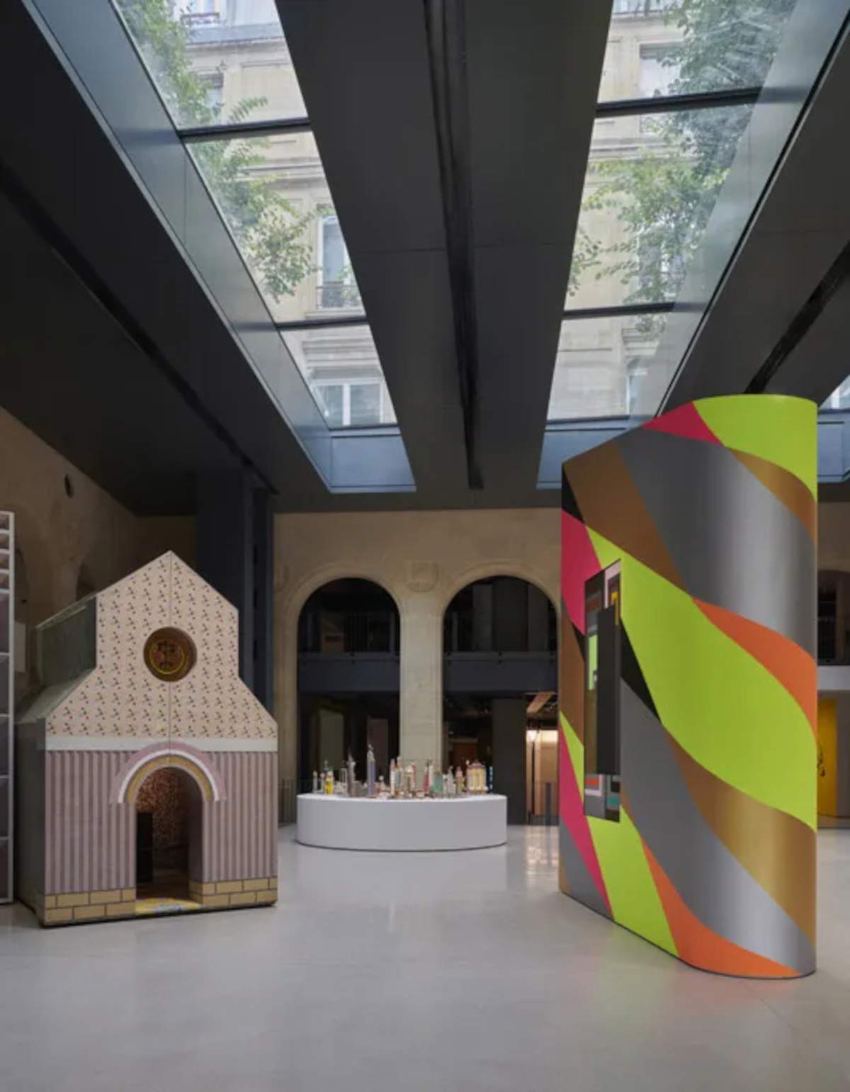 &copy; Alessandro Mendini, Petite Cath&eacute;drale, 2002 &copy; Bodys Isek Kingelez, Proyecto para Kinshasa en el Tercer Milenio (detalle), 1997 &copy; Alessandro Mendini, OMG!, 2014 &copy; Peter Halley, Code Warrior, 1997 &copy; Junya.Ishigami+associates, Chapel of Valley, 2018. Fotografía &copy; Marc Domage