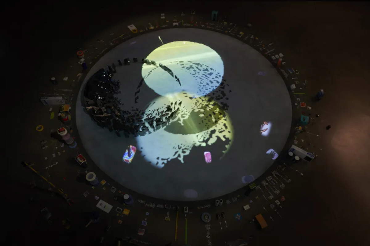 Sarah Sze, Tras la pista del cielo caído, 2020 &copy; Sarah Sze. Fotografía &copy; Marc Domage