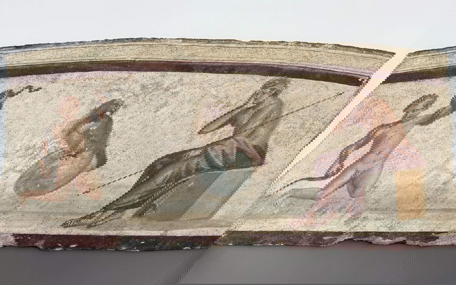 Das Fragment eines Freskos, das Herkules als Kind darstellt, das Schlangen würgt. Foto: Ministerium für Kultur - Archäologischer Park von Pompeji