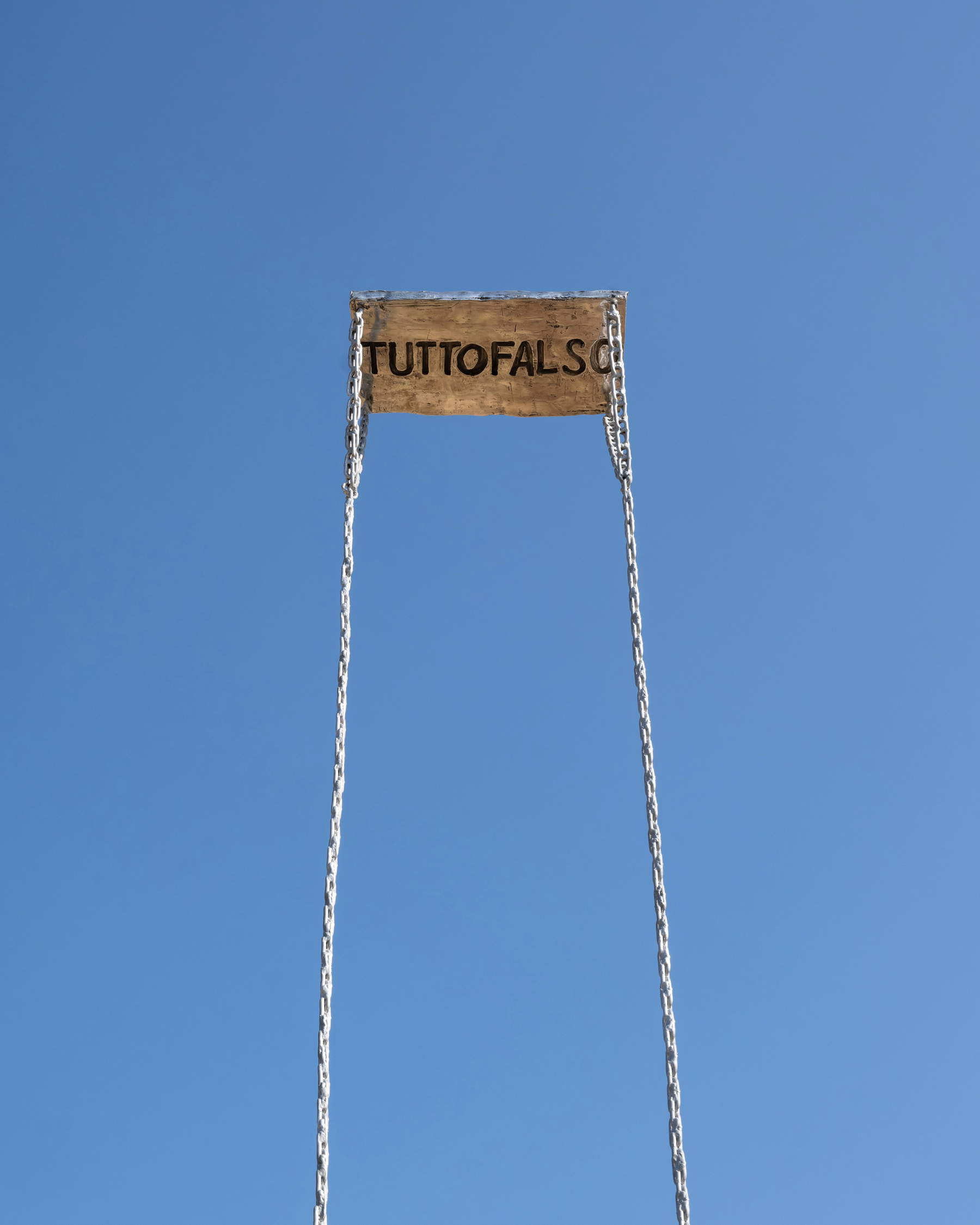 Francesco Arena, La douzième balançoire (2025). Photo : Daniele Molajoli. Avec l'aimable autorisation de l'artiste et d'Hypermaremma.