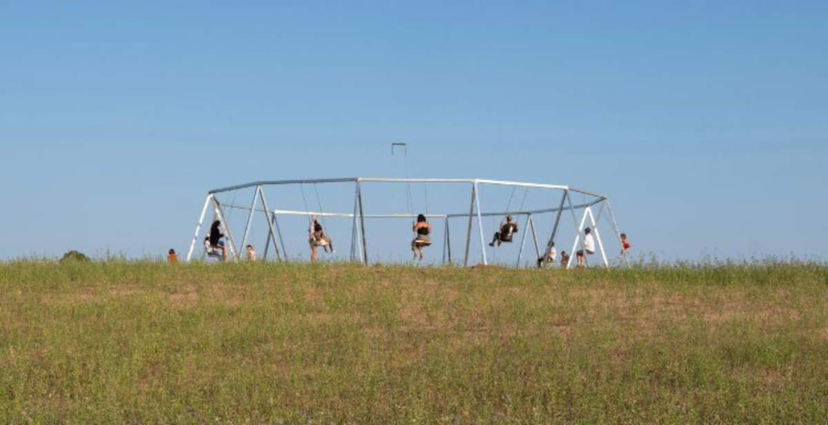 Doce columpios en la Maremma: la obra site-specific de Francesco Arena en Capalbio